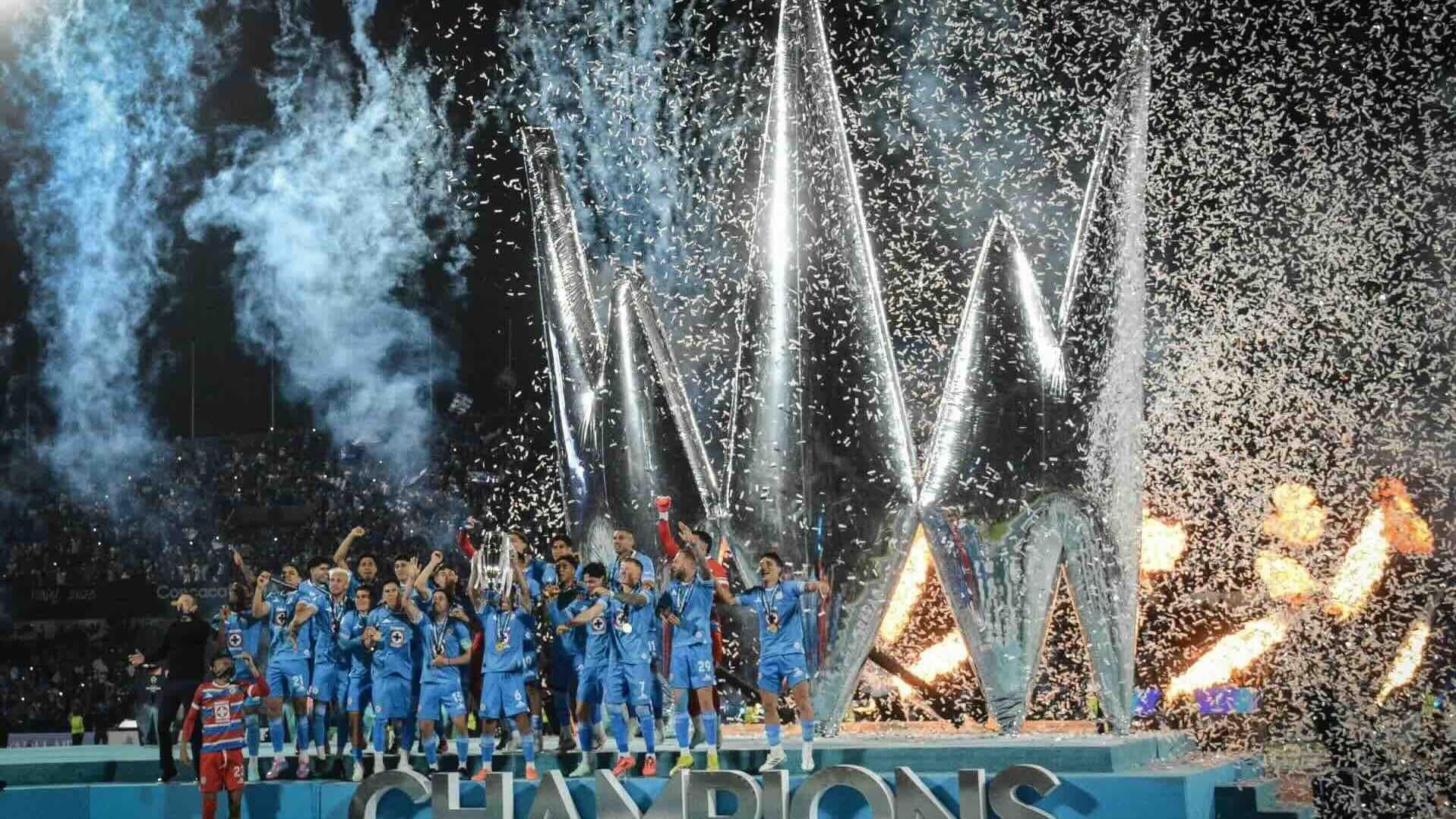 Aficionados de Cruz Azul Celebran en el Ángel Tras Triunfo 5-0 en la Concacaf