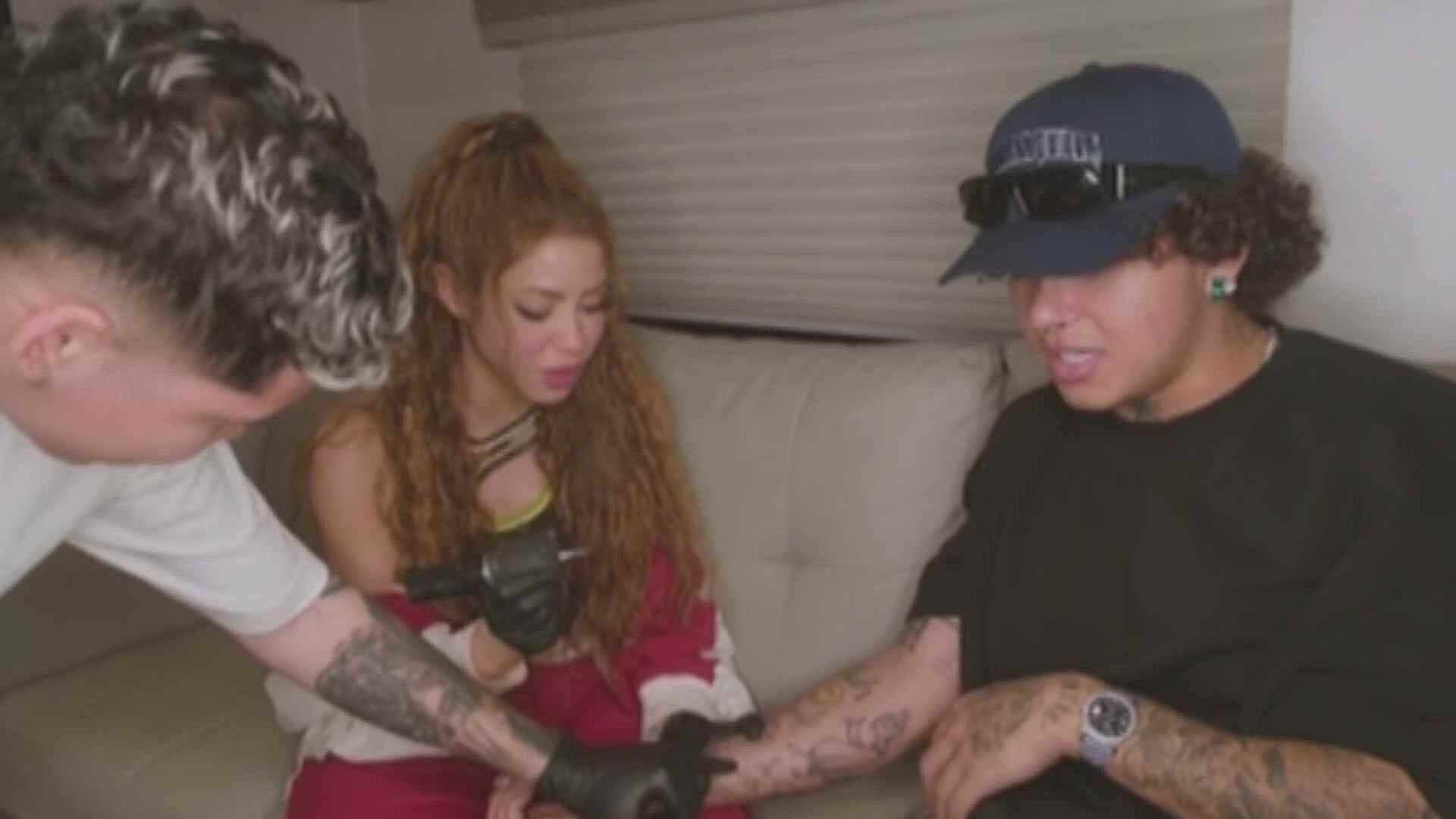 VIDEO: Shakira Tatúa su Nombre en el Brazo del Cantante Colombiano Beéle