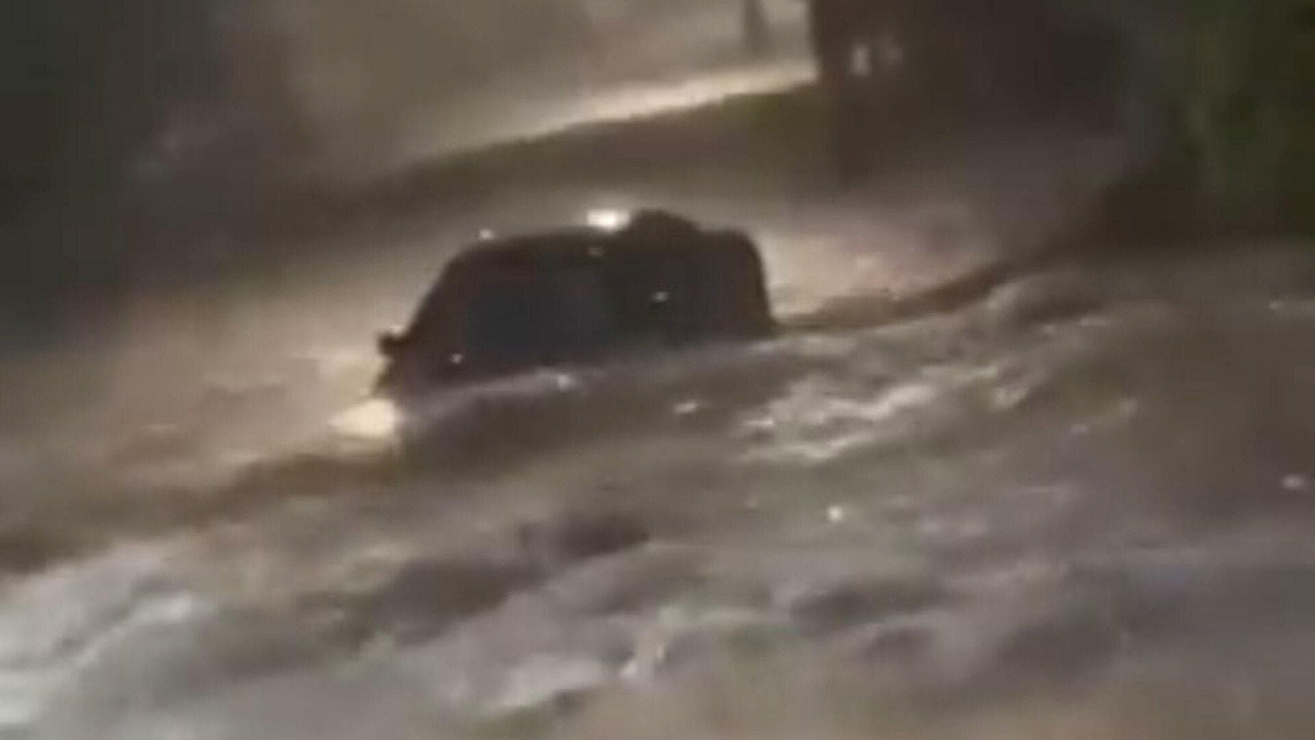 Tormenta Causa Severas Inundaciones en Coyotepec; Vehículos Atrapados en “La Barranca”