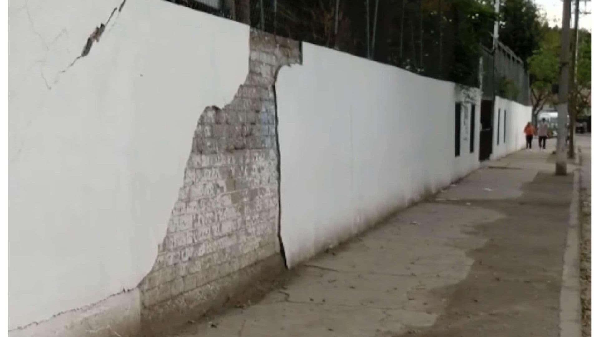 Está por Caerse Barda de la Primaria Leona Vicario de la Colonia Buenos Aires, en León