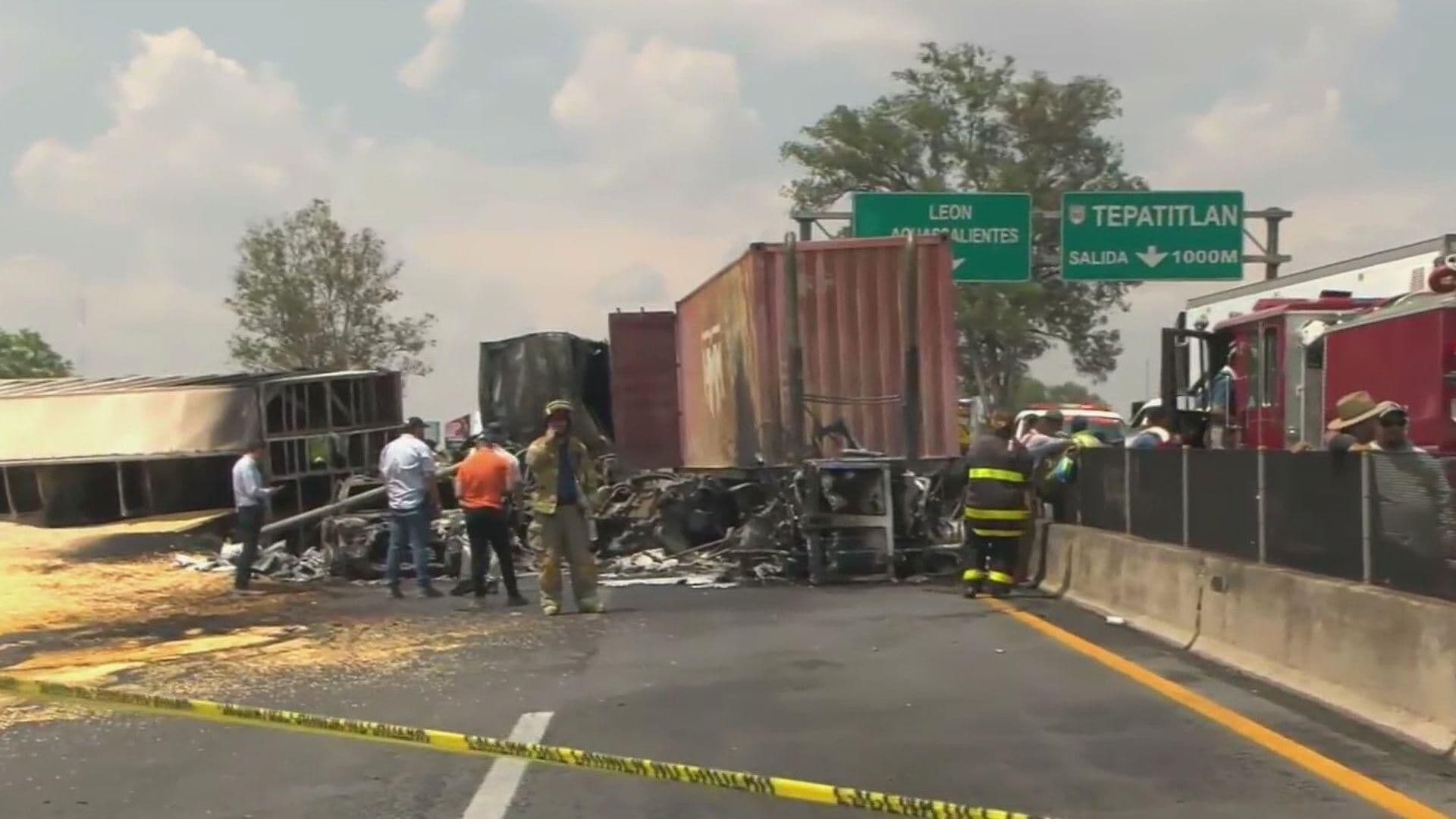 Carambola Provoca Incendio en Autopista en Tepatitlán; Hay Un Muerto