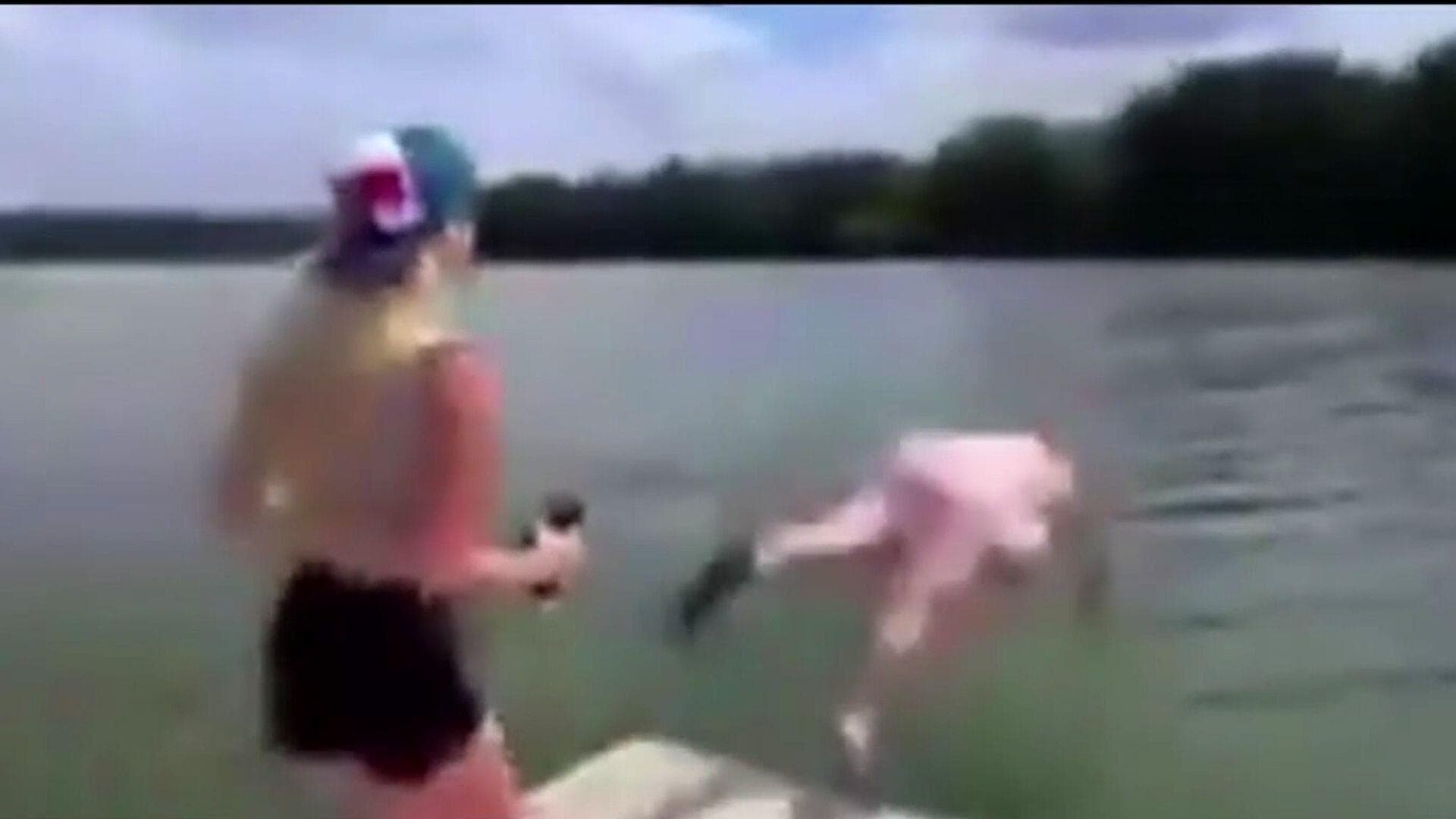 Tiktoker Usa Mujer con Discapacidad para Arrojarse a Lago; No Sabía Nadar y la Deja Ahogándose