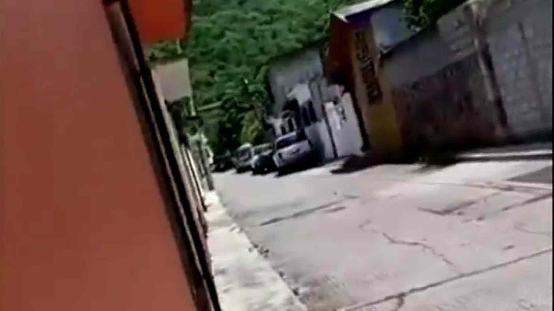 VIDEO: Policías se Enfrentan a Balazos con Delincuentes en Puente de Ixtla
