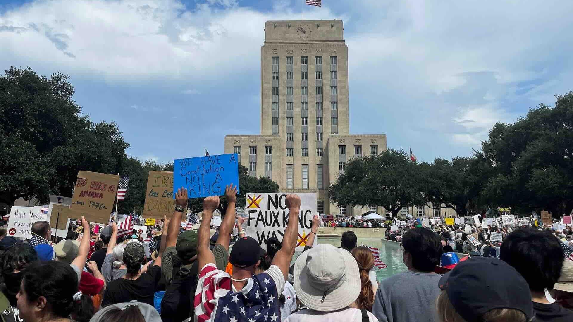 Miles se Manifestaron en el Capitolio de Austin Contra Deportaciones en Estados Unidos