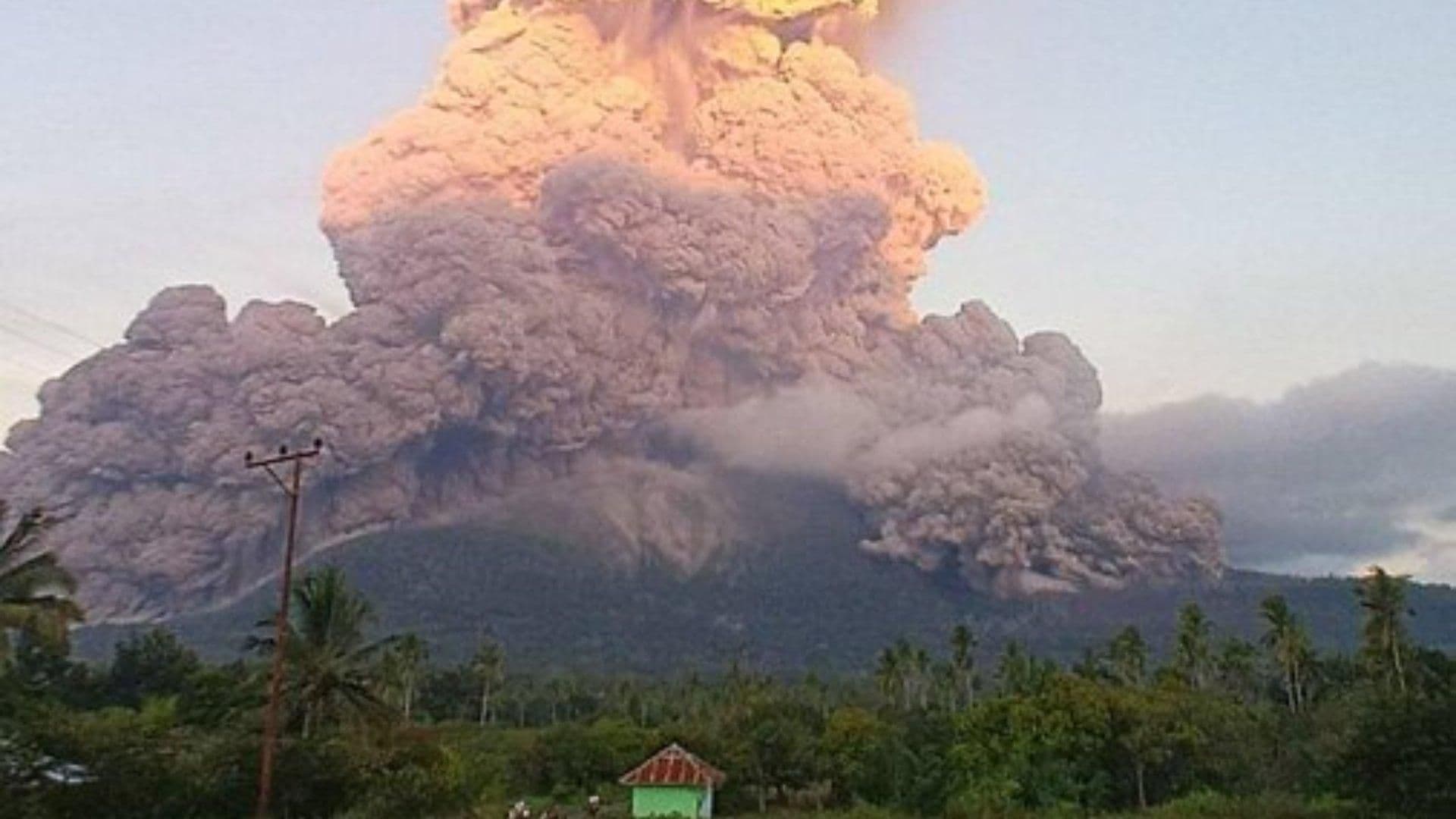 Monte Lewotobi Laki-laki: Poderosa Erupción Pone en Alerta Máxima a Indonesia