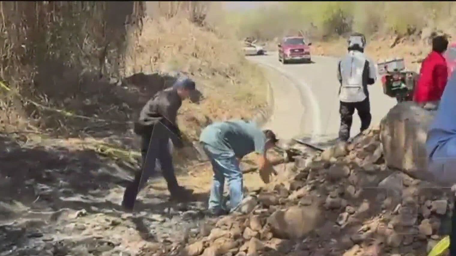 Montículos de Tierra y Autos Calcinados Impiden el Paso a Tapalpa