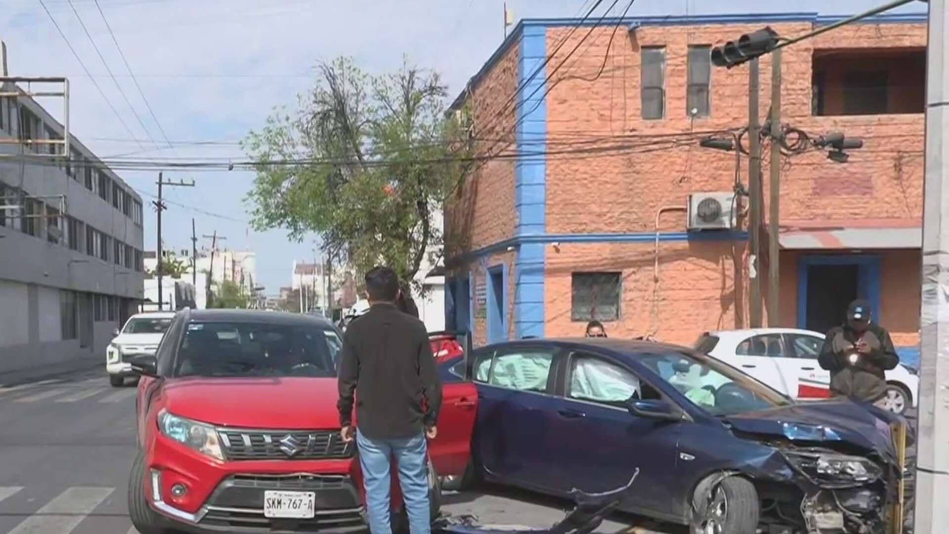Vehículos Compactos Protagonizan Choque en Centro de Monterrey