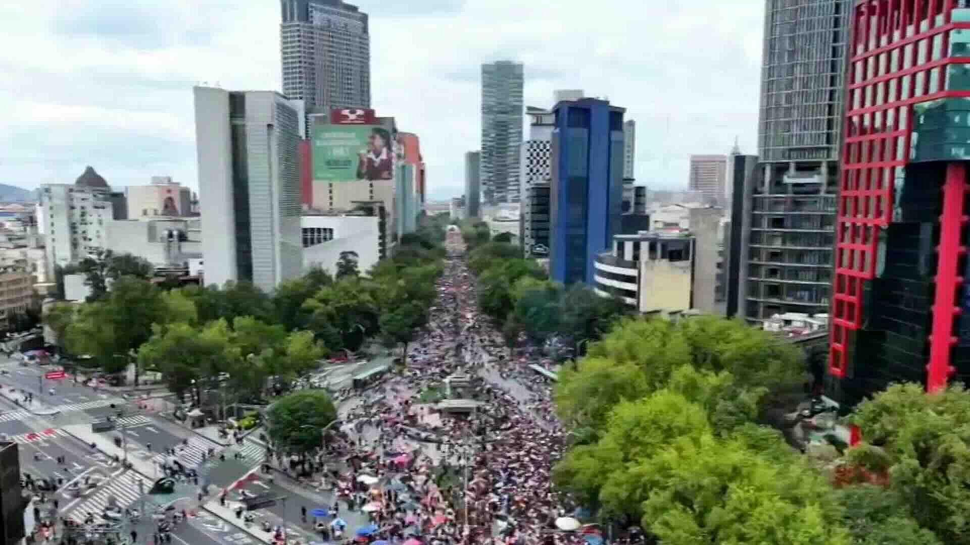 Marcha LGBTQ+: Contingentes Llegan a Avenida Juárez Mientras Retaguardia Aún No Sale del Ángel