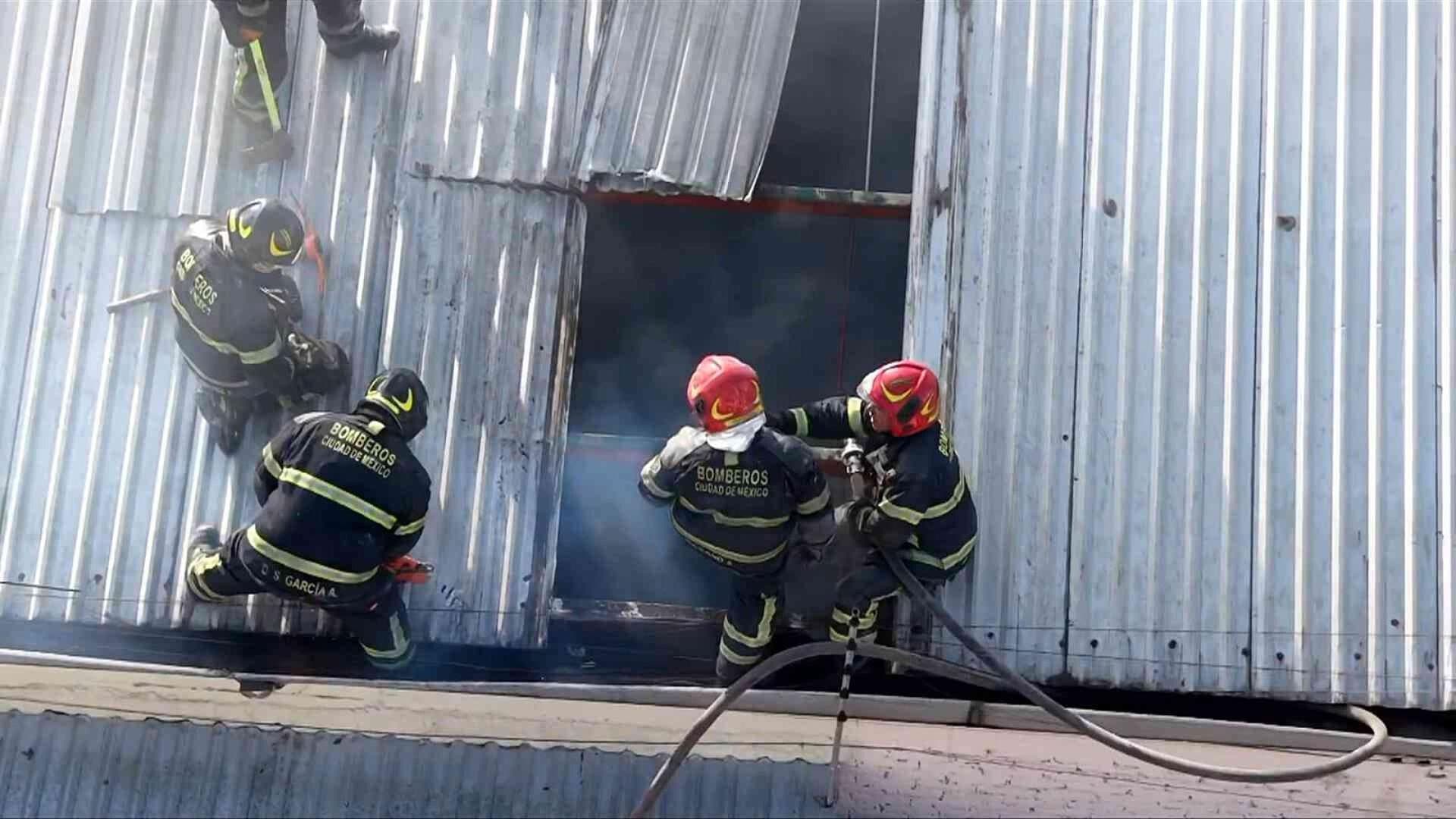 Incendio Hoy CDMX: Rescatan a Cuatro Personas en Fábrica de Muebles en la Cuauhtémoc