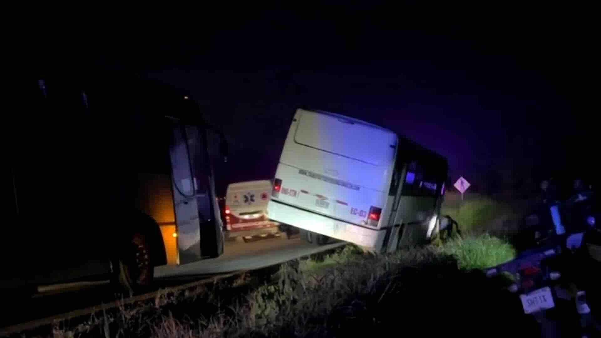Camión de Personal Casi Vuelca en Curva del Camarón sobre Carretera a Minatitlán, Veracruz