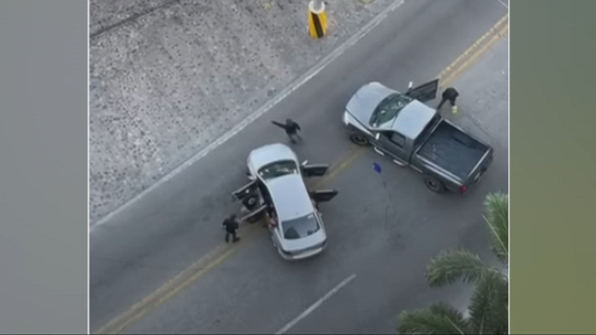 VIDEO: Difunden Momento Exacto Cuando Encapuchados Bajan a Personas de Sus Autos para Incendiarlos en Puerto Vallarta