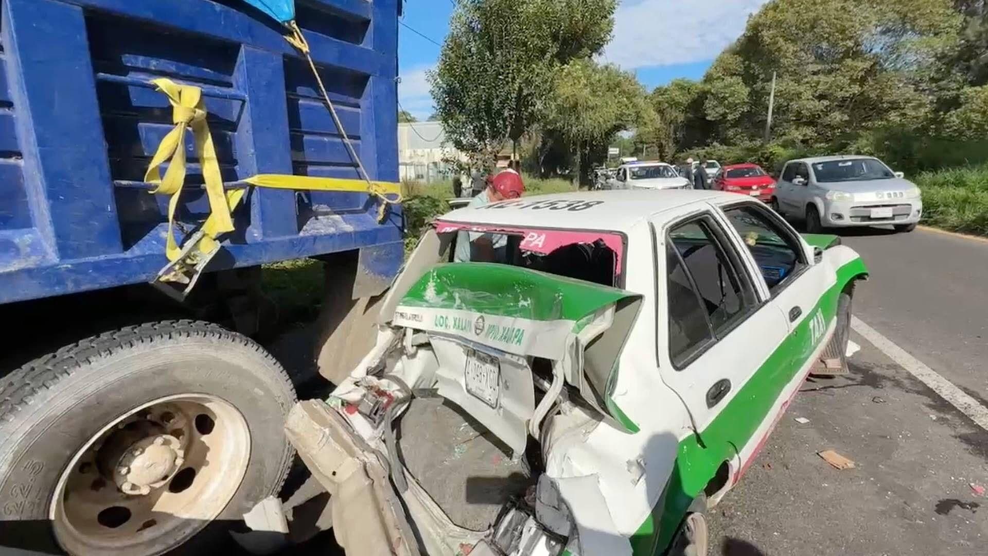 Camión Sin Frenos Embiste Autos y se Impacta Contra un Poste en la Carretera Xalapa-Banderilla