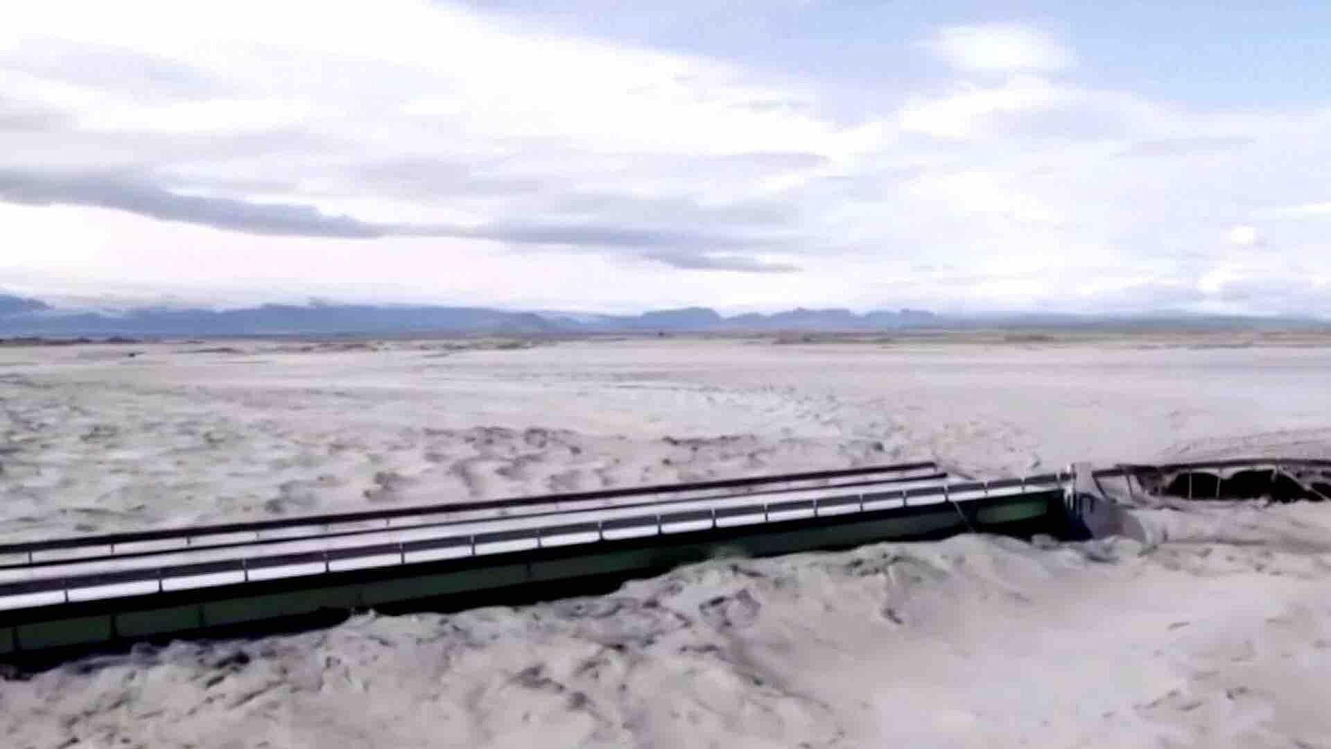 Inundación Glacial Daña Carretera al Sur de Islandia; Imágenes Muestran Puente Afectado