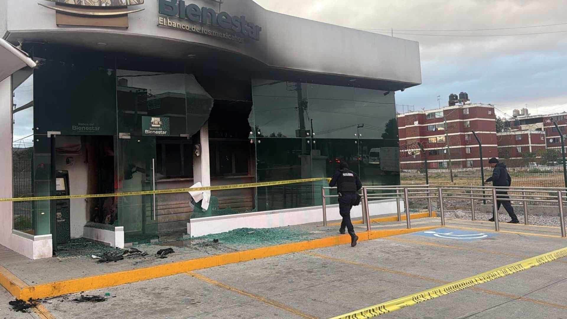 "Uno se Siente Mal"; Adultos Mayores Sin Retirar su Pensión por Bancos del Bienestar Incendiados