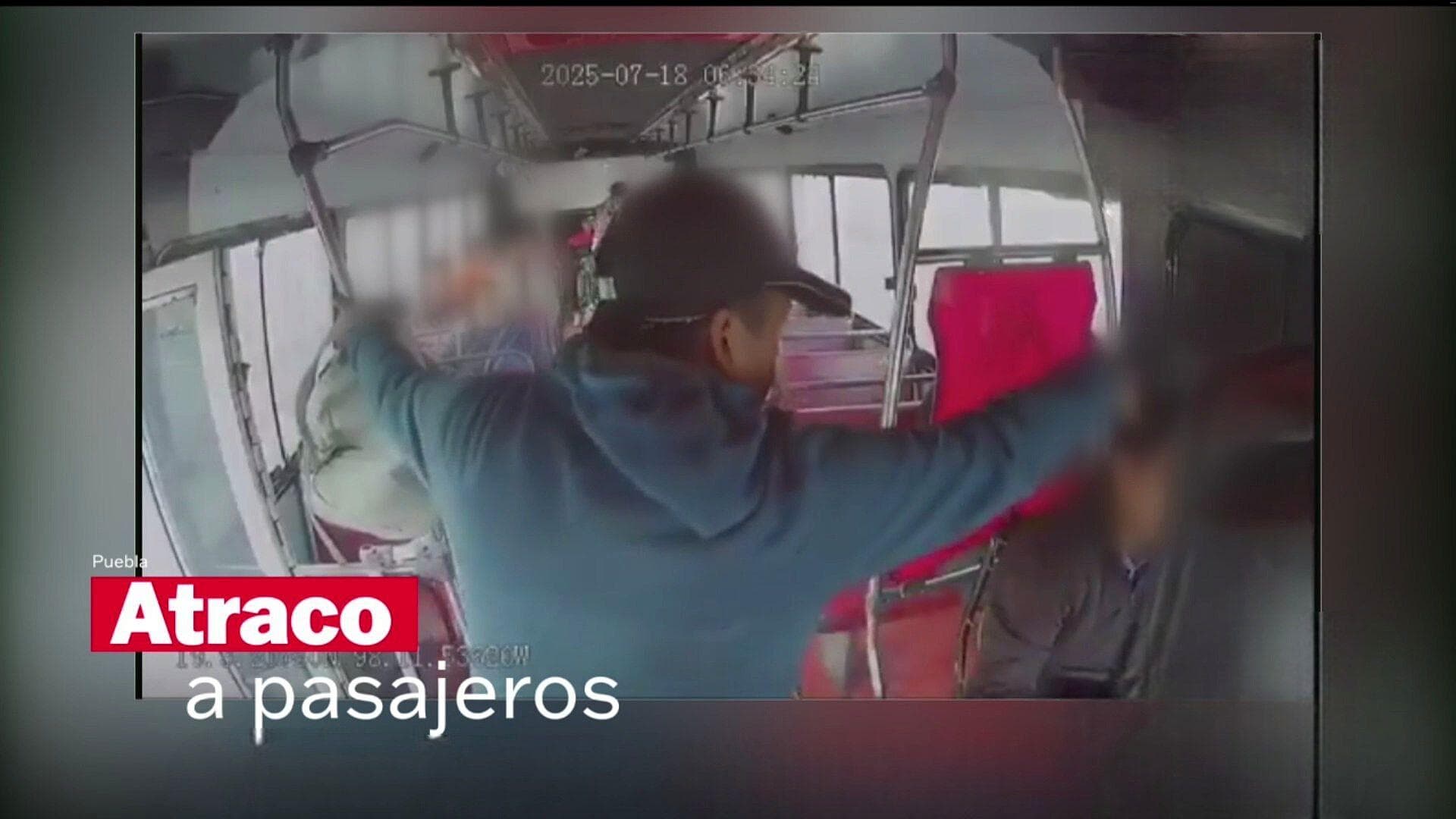 FOTO | Momento Exacto en que Asaltan a Pasajeros de Transporte Público en San Miguel Canoa