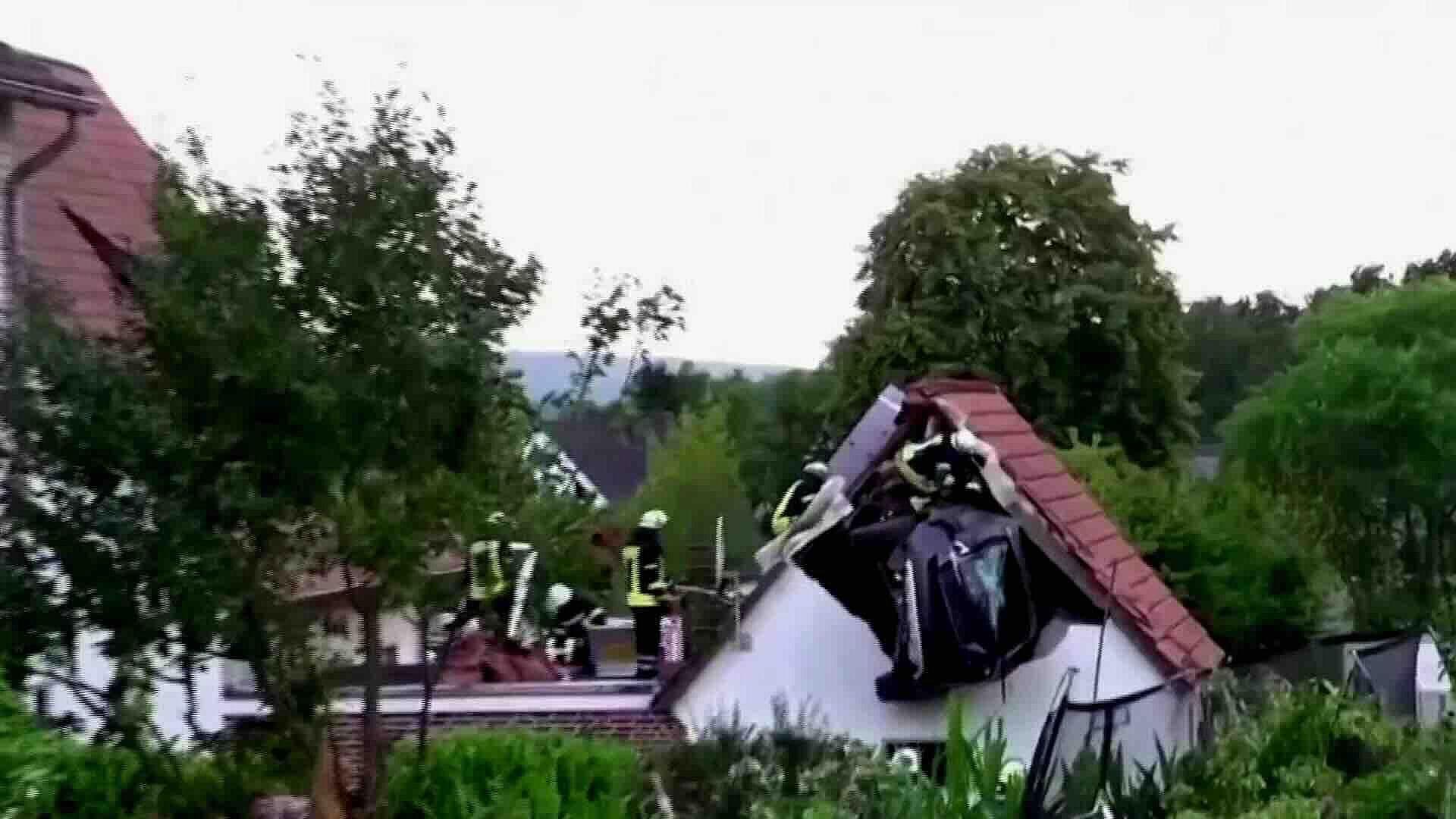 Auto Impactó Techo de Granero y Lesionó Gravemente a Menor y Adulto en Böhme, Alemania