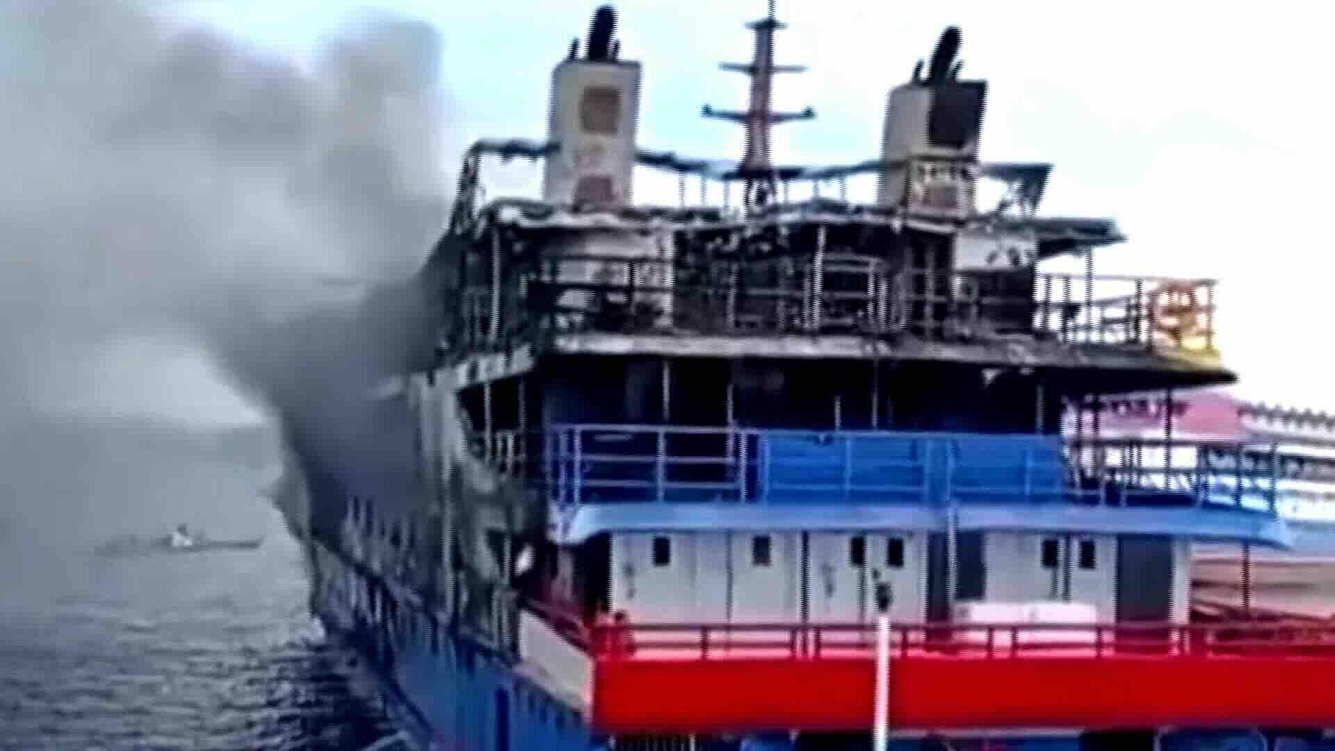 Ferry se Incendió Frente a Isla de Célebes; Mueren Cinco Personas en Indonesia