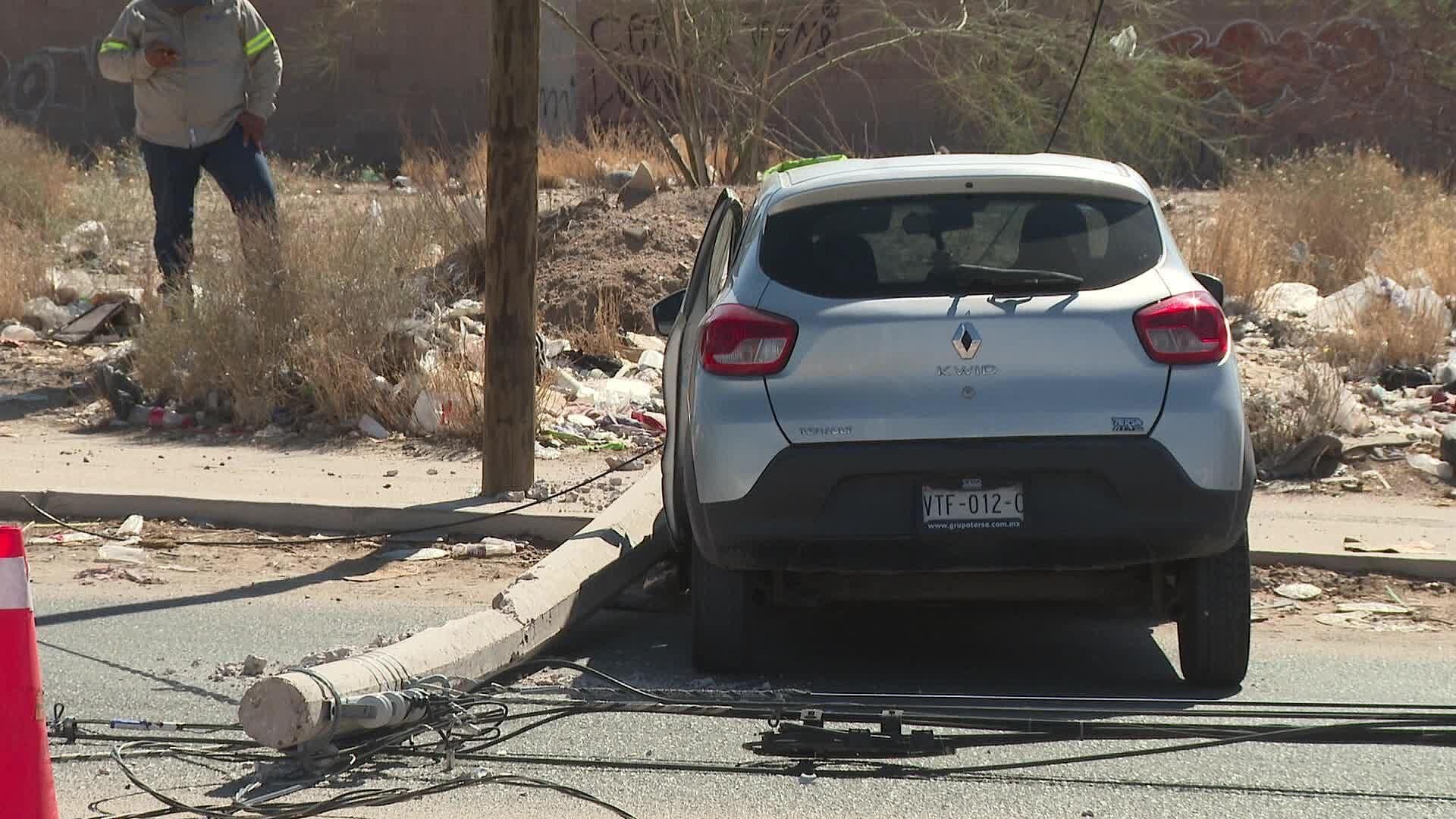 Sujeto Chocó su Auto con Poste de la CFE y Dejó Sin Luz a Colonia Laura Alicia Frías