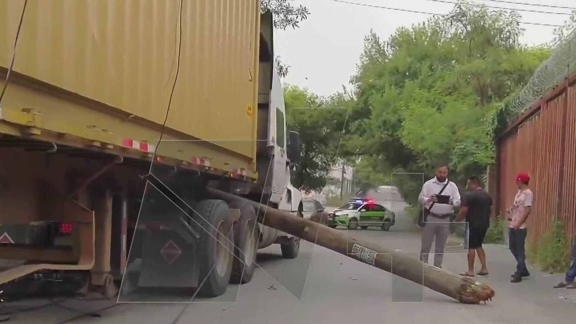 Choca Tráiler y Tira Postes en Fracc. Cerro de la Silla en Guadalupe, NL