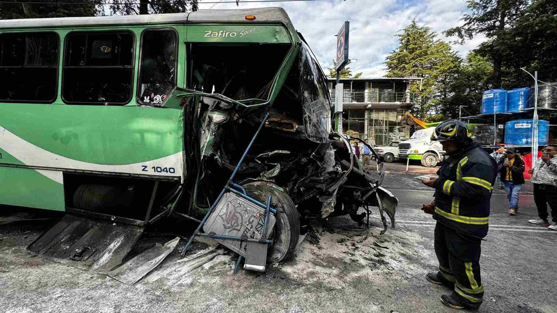 Rescatan a Mujer Prensada por Choque en la Picacho-Ajusco