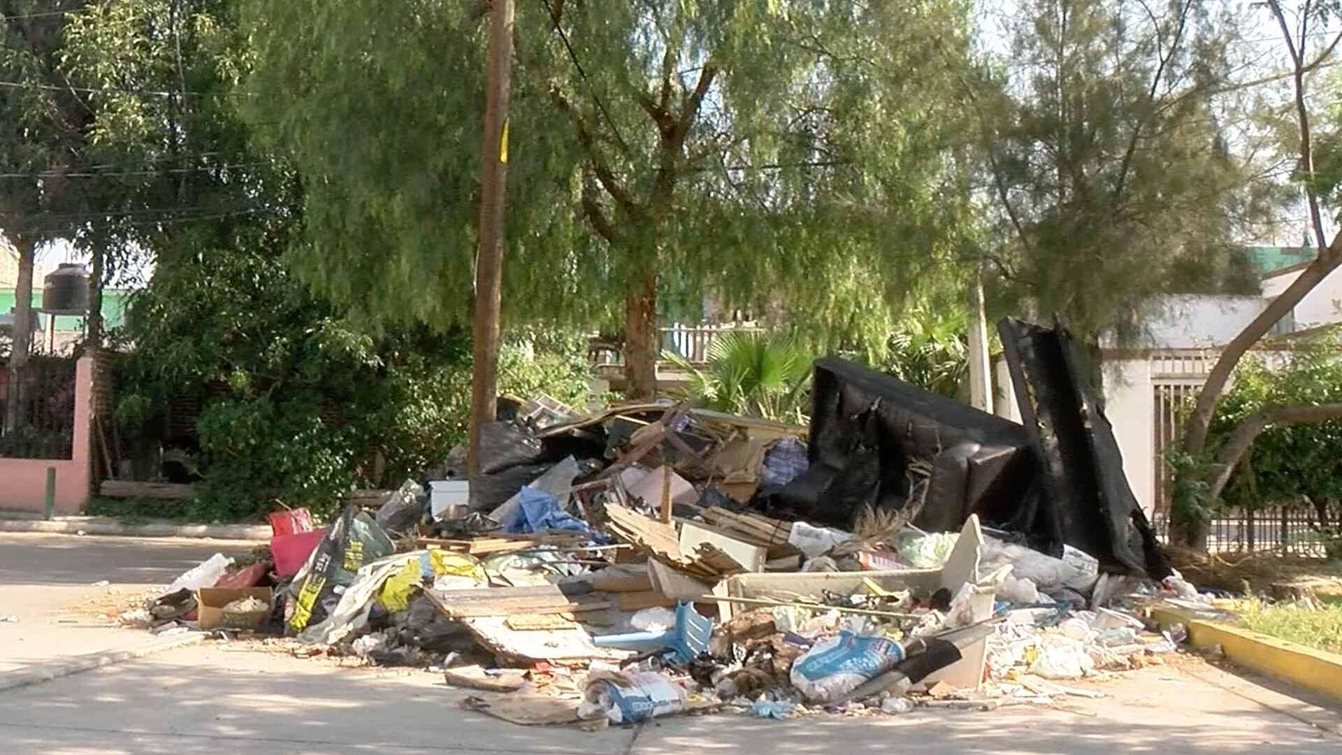 Vecinos Denuncian Tiradero de Basura en las Calles de Las Arboledas en León