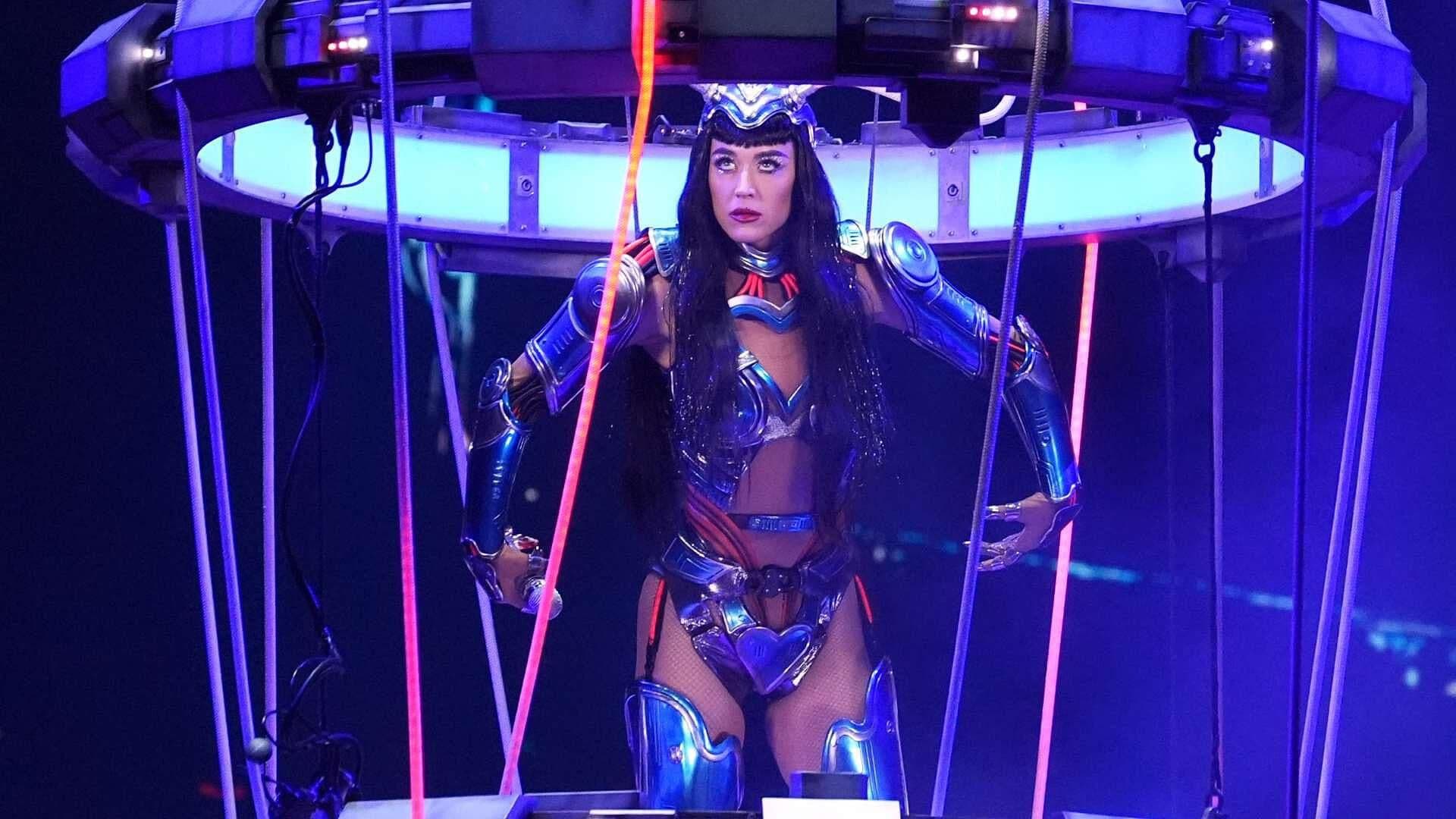 Katy Perry Vive Otro Momento de Riesgo y Sufre Accidente en Pleno Concierto