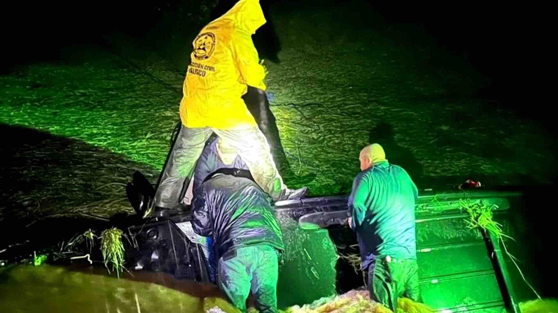 Fuertes Lluvias en Tepatitlán Arrastraron Camioneta con Ocho Personas, Mueren Dos