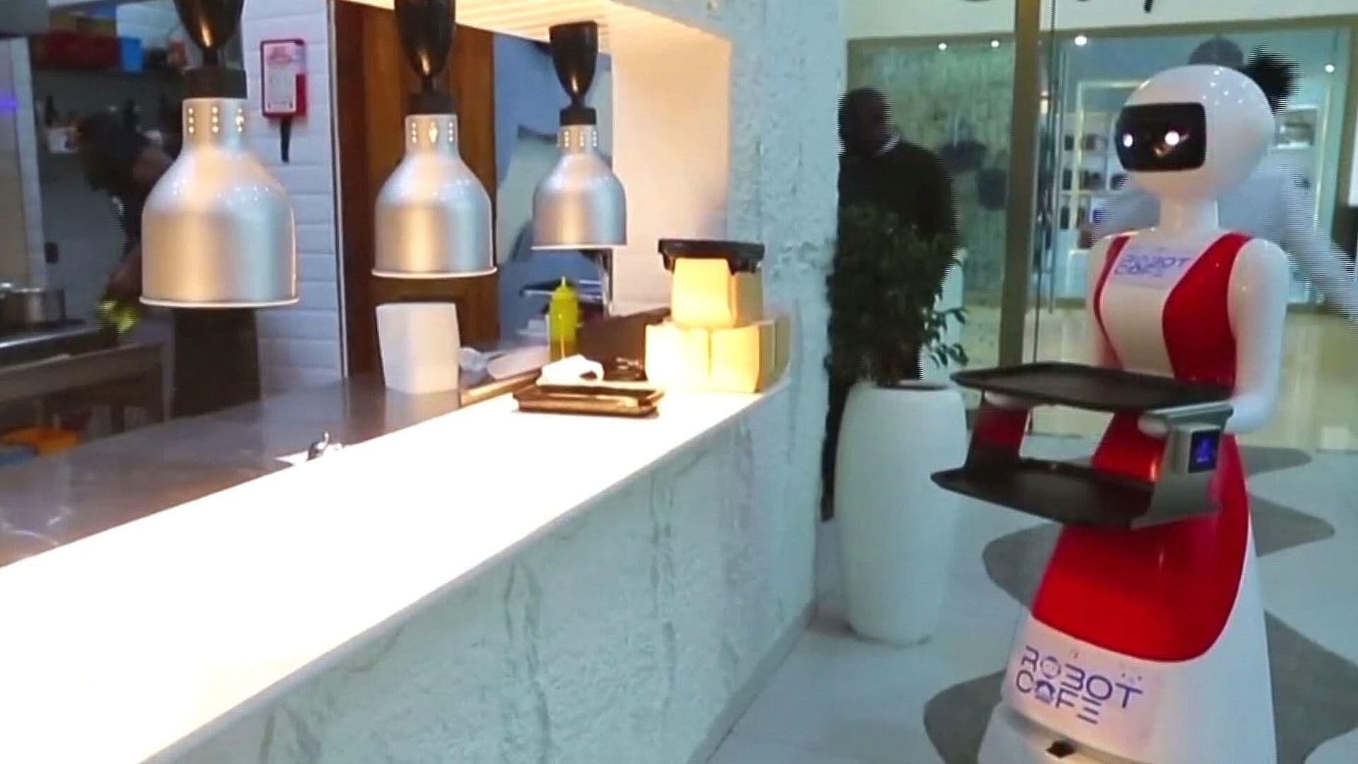 Camareros Robóticos, la Sensación en una Cafetería de Kenia