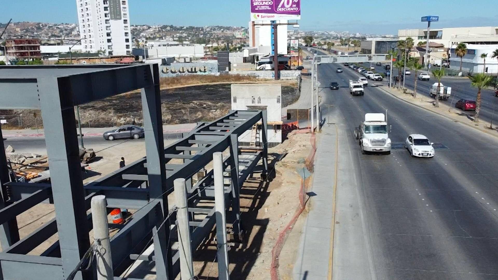 Avanza Puente Peatonal Junto a 'Macroplaza' en Tijuana: ¿Cuándo Estará Listo?