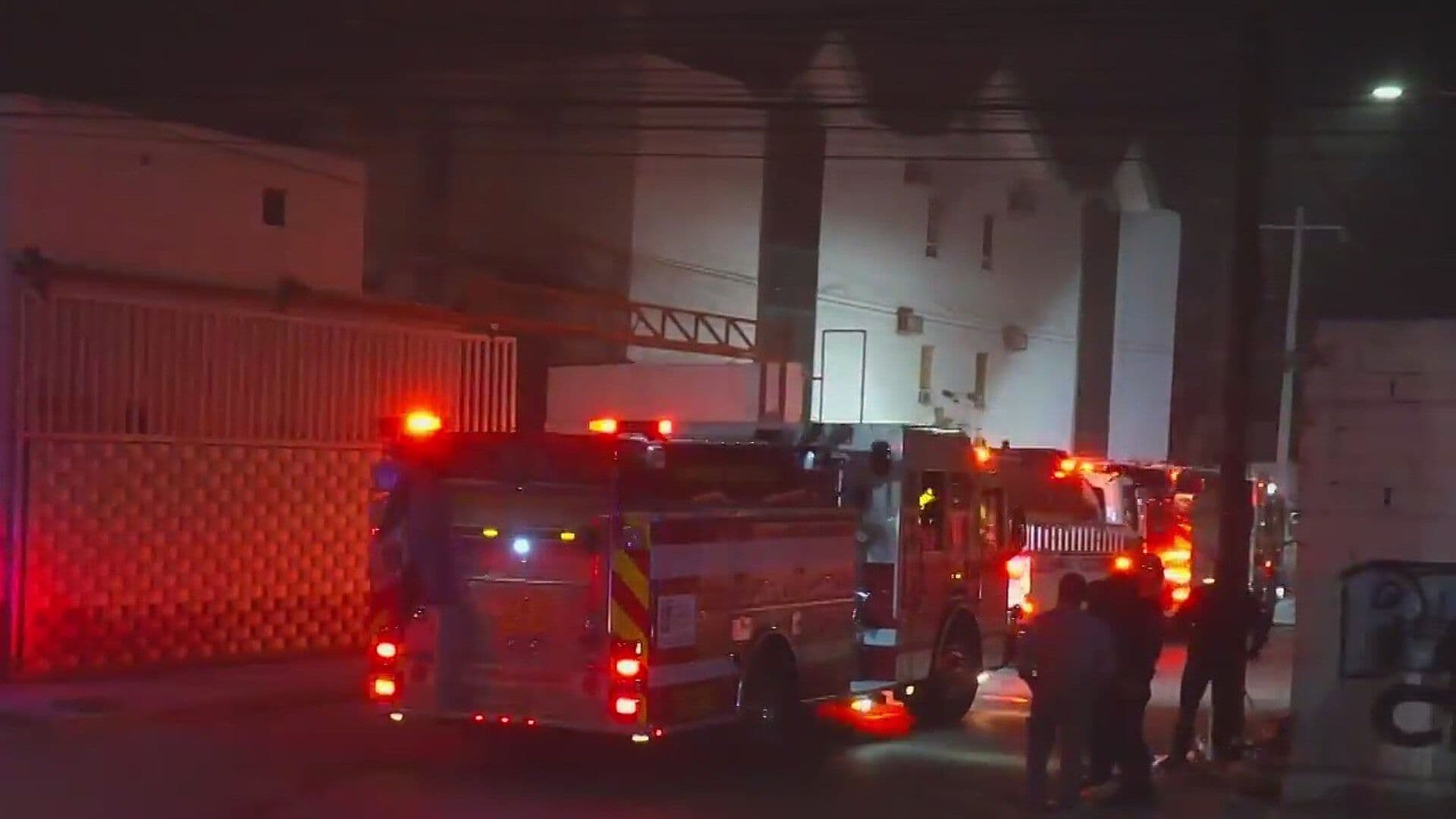 Arde Hotel Abandonado y Un Carro; No Hay Heridos en Colonia Industrial