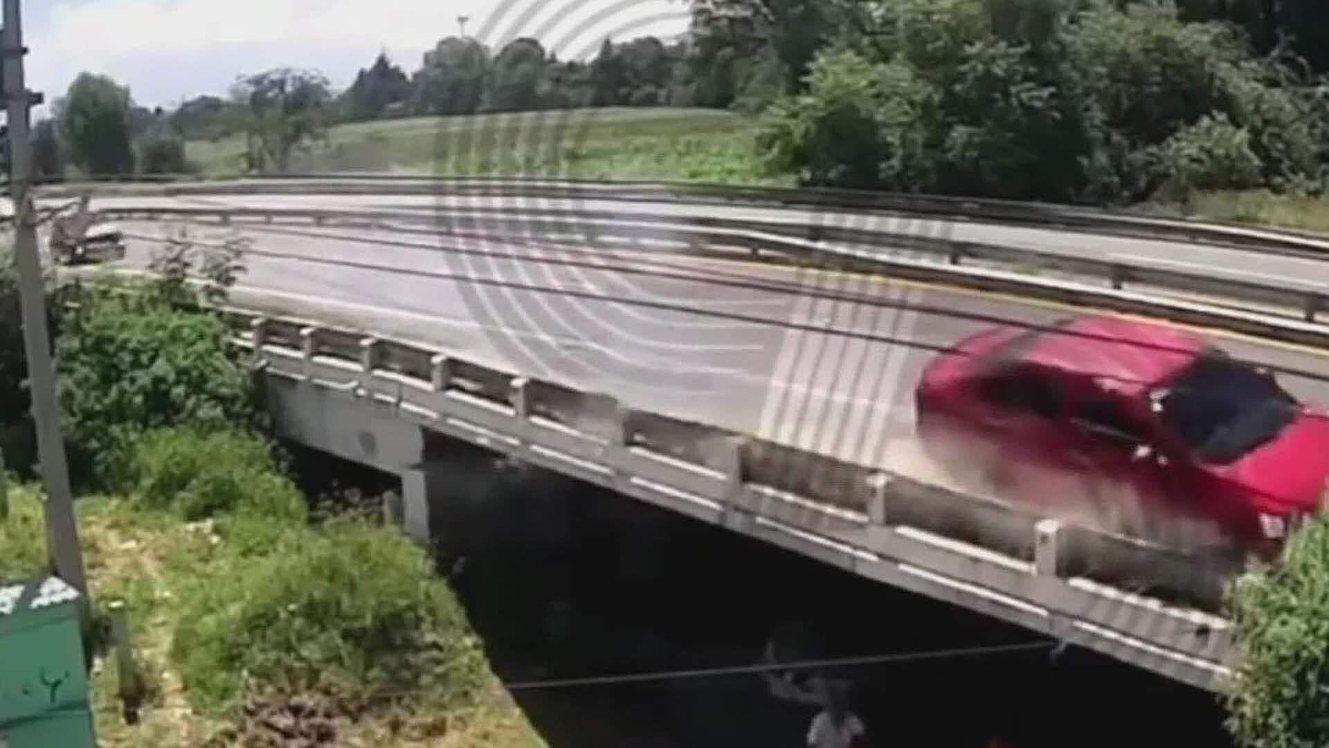 ¡Se Sintió en la F1! Automovilista Derrapa y Casi Cae de Puente en Autopista Tlaxcala-Texmelucan