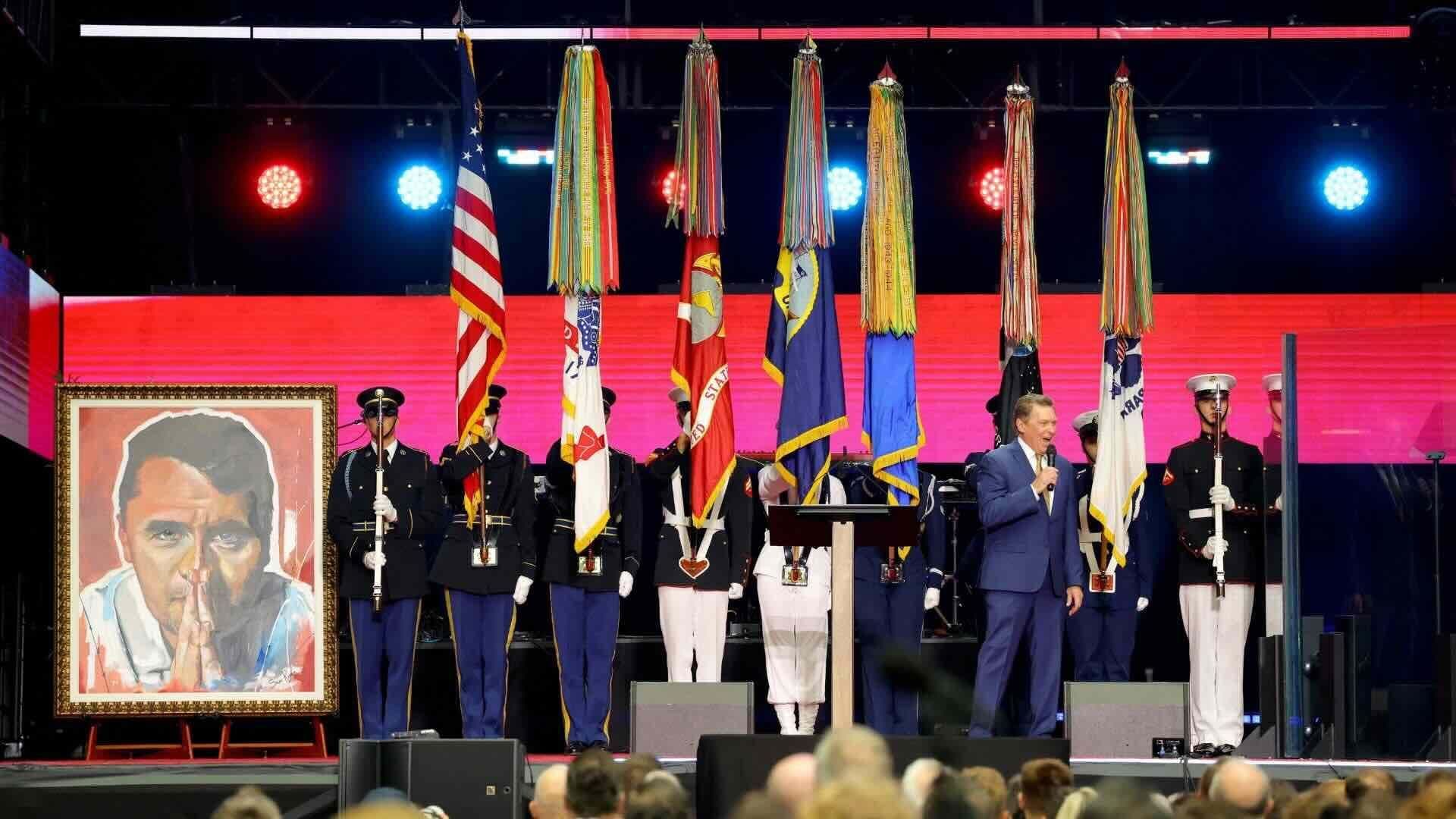 Funeral de Charlie Kirk Reúne Multitud y Líderes Políticos en el State Farm Stadium