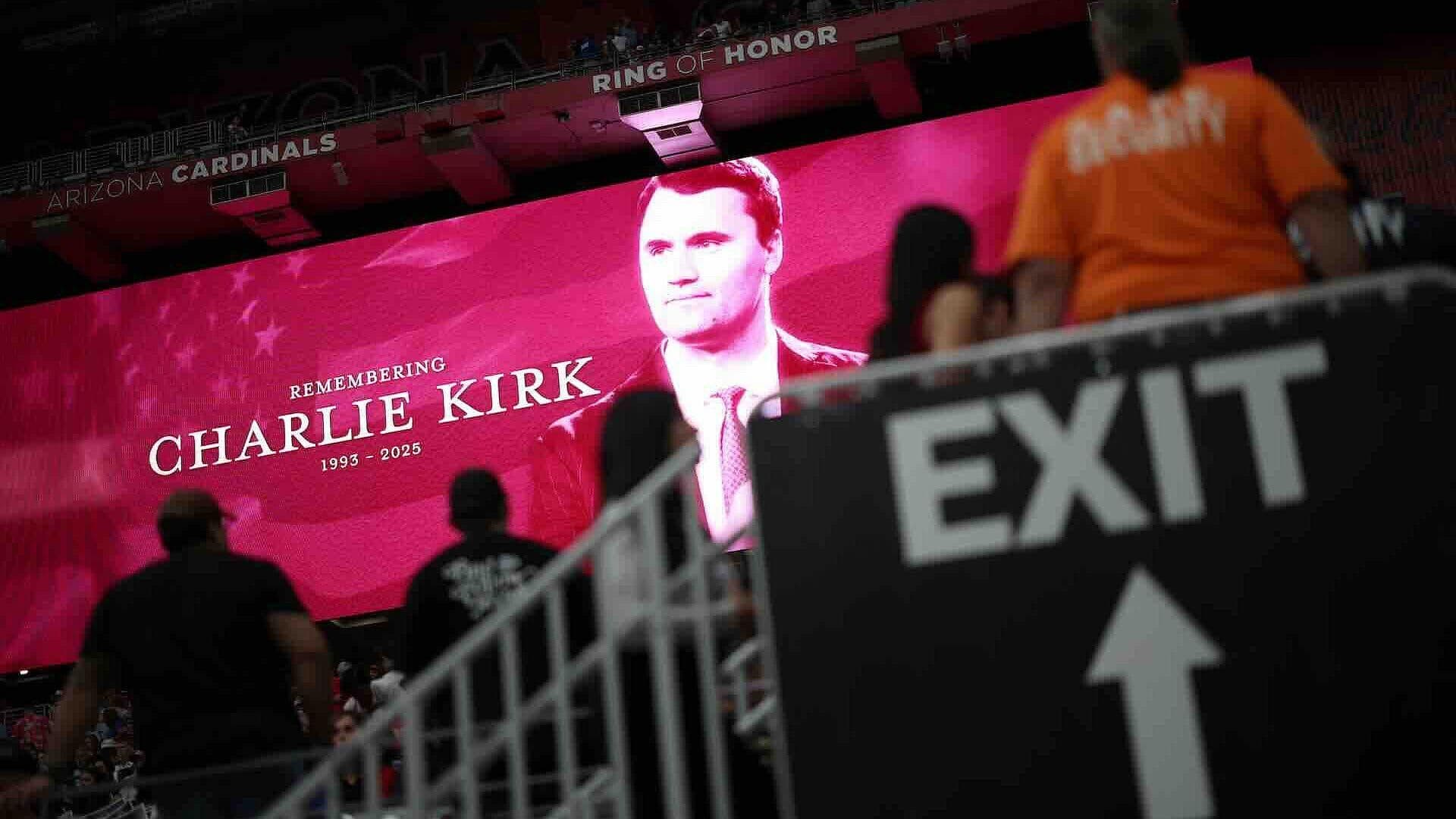 Miles Asisten al Funeral de Charlie Kirk en Glendale, Arizona