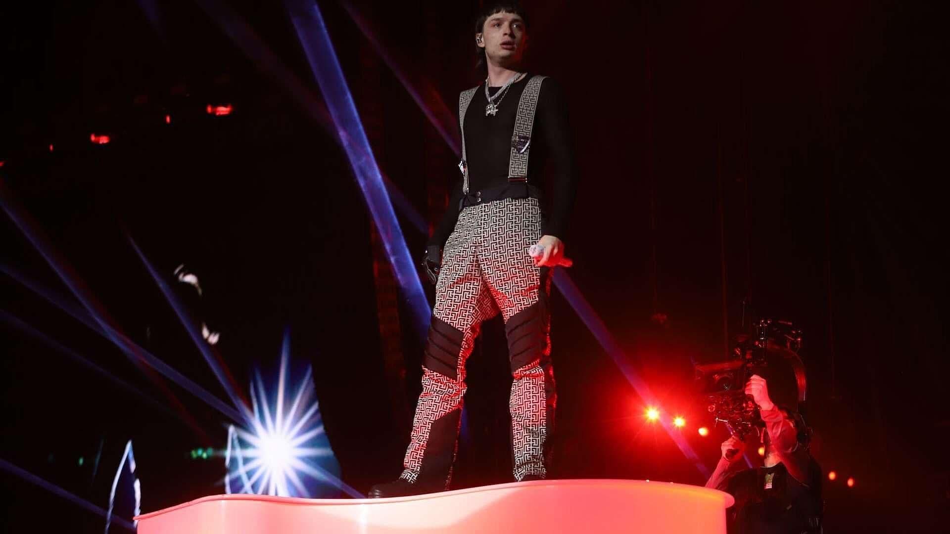 Peso Pluma Sorprende con Nuevo Look: Así Luce el Cantante