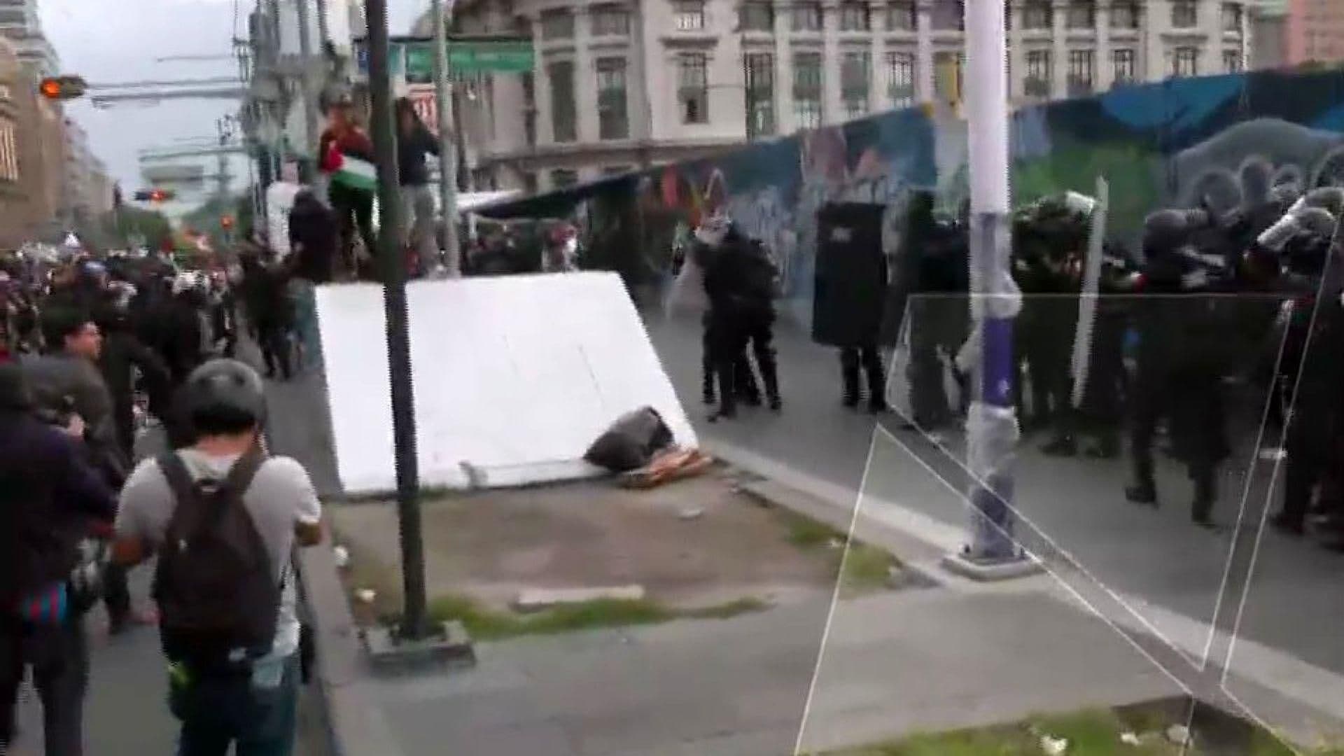 VIDEO: Encapuchados Lanzan Explosivos a Policías en Bellas Artes en Marcha de 2 de Octubre 2025