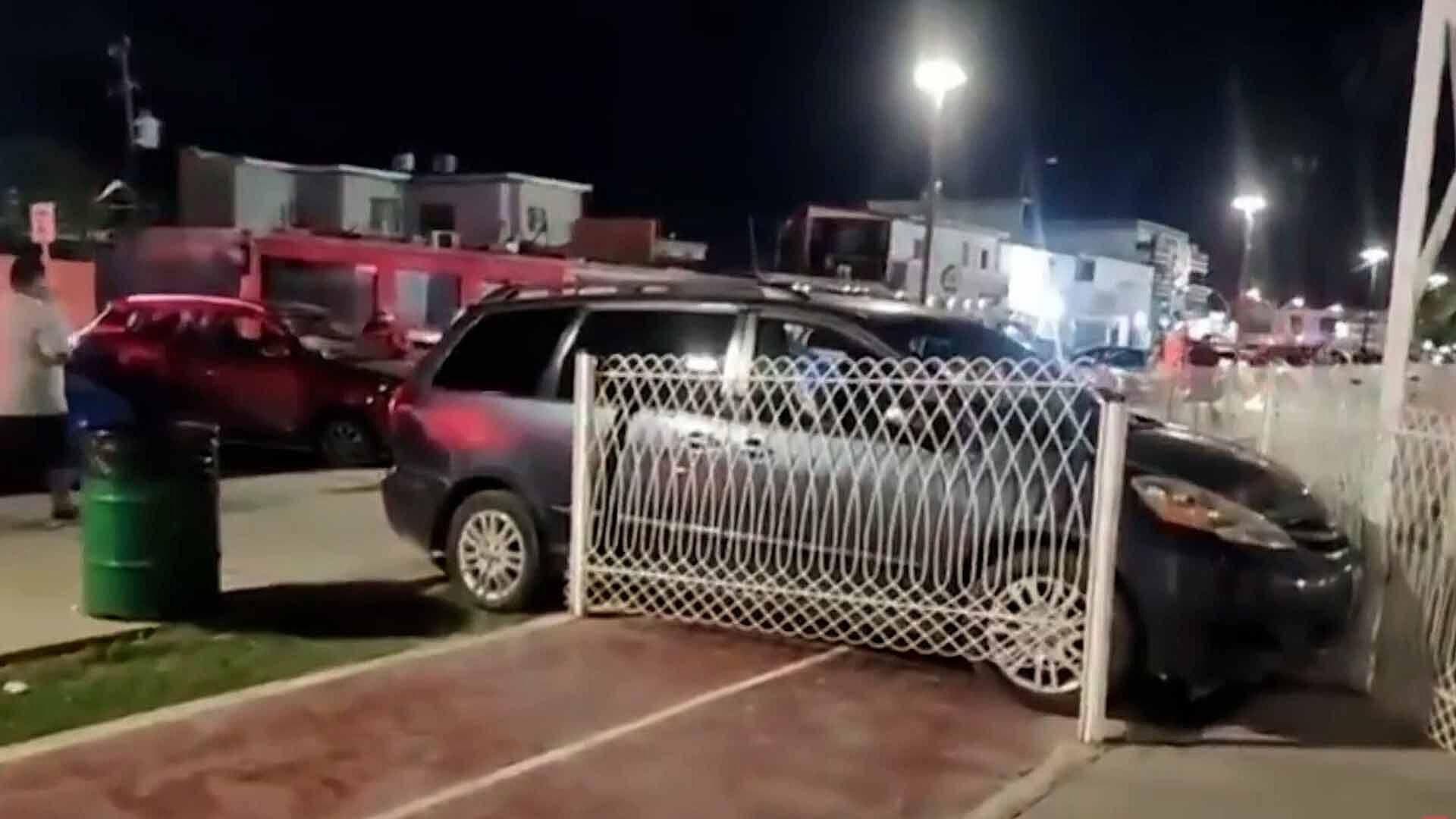 Accidente Causa Daños en Vehículos y en la Macroplaza de Piedras Negras