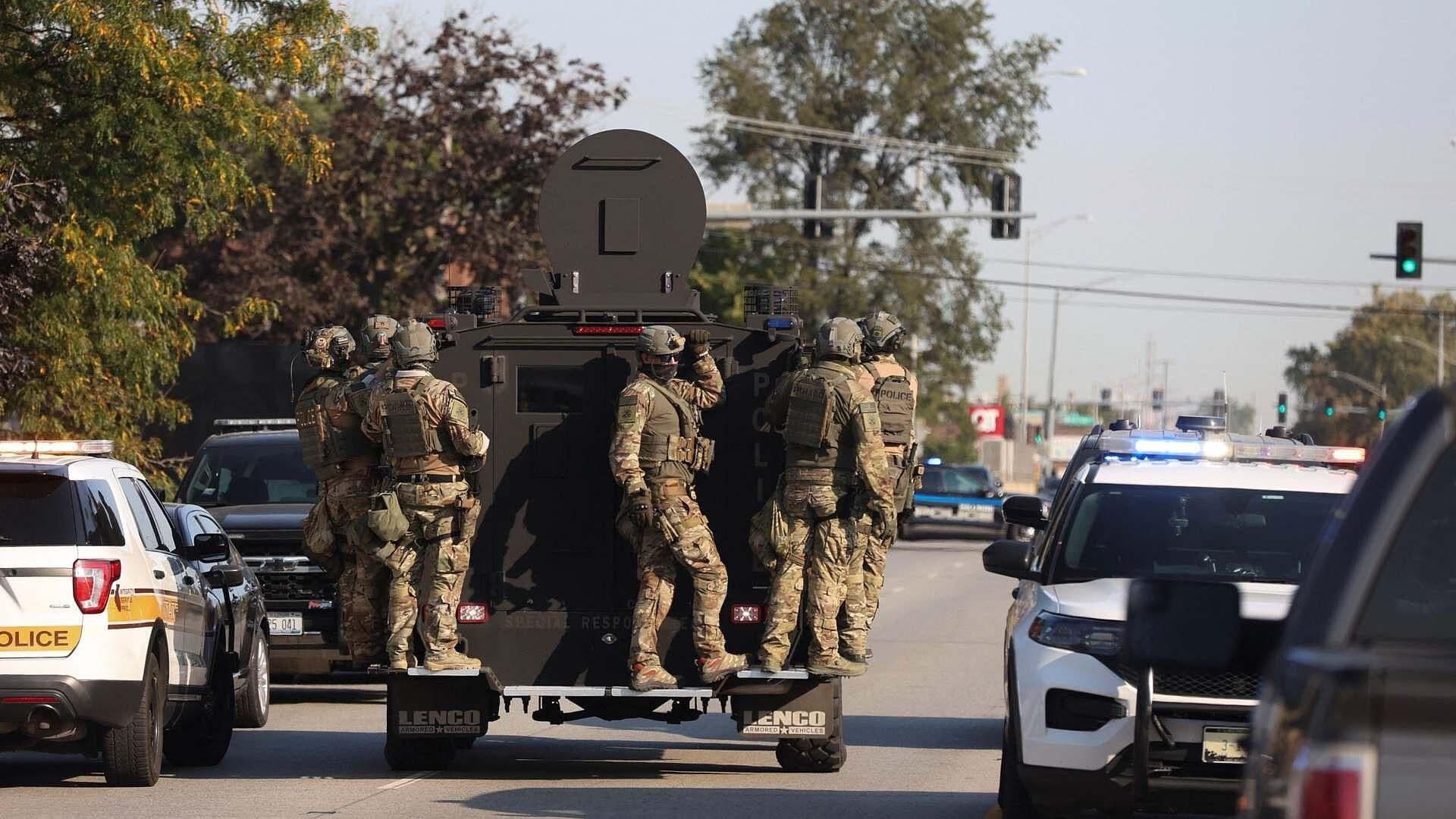 Enfrentamientos entre Manifestantes y Policías Afuera del Centro de ICE en Broadview