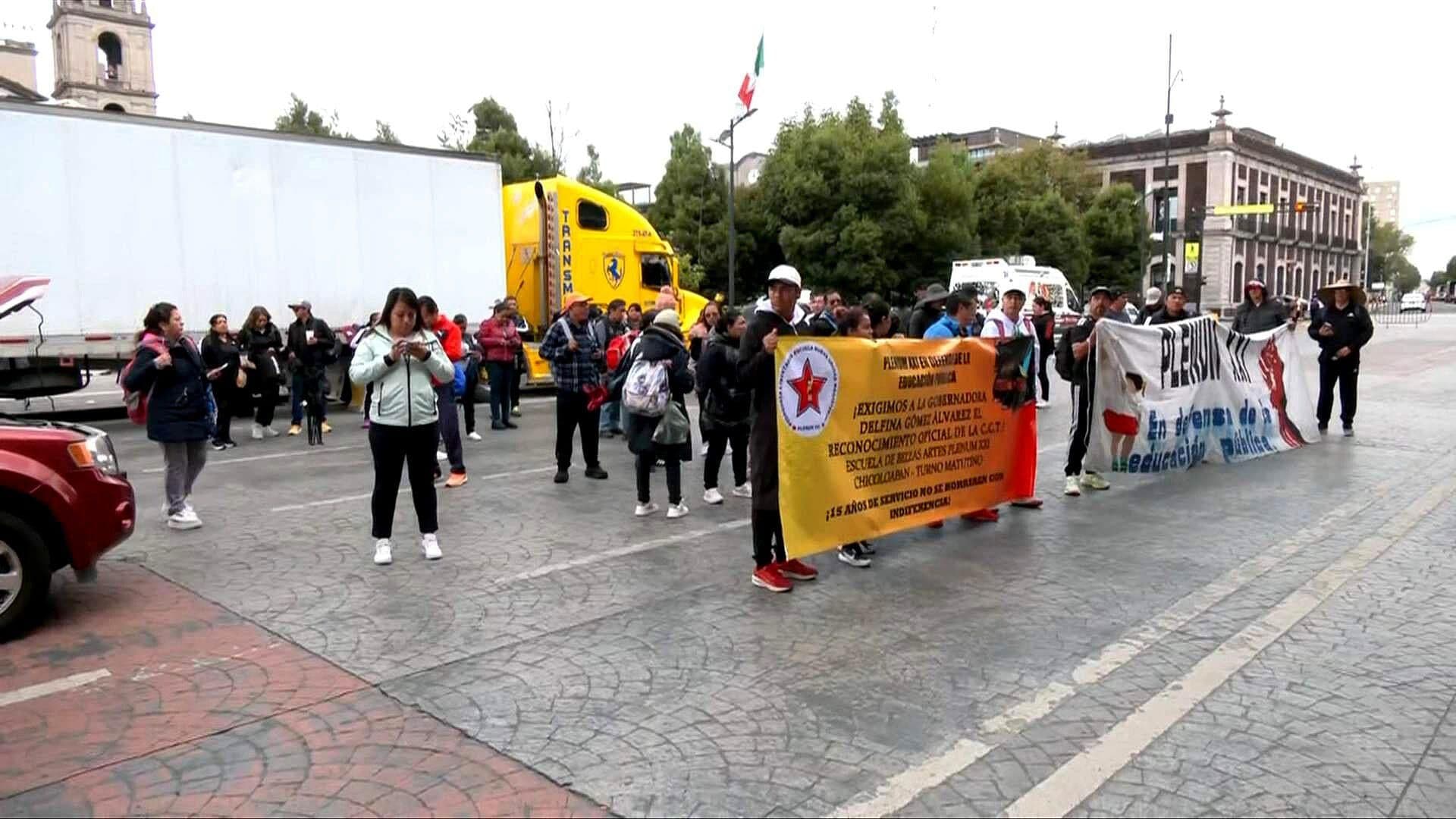 Maestros de la CNTE Protestan Frente al Palacio de Gobierno del Estado de México