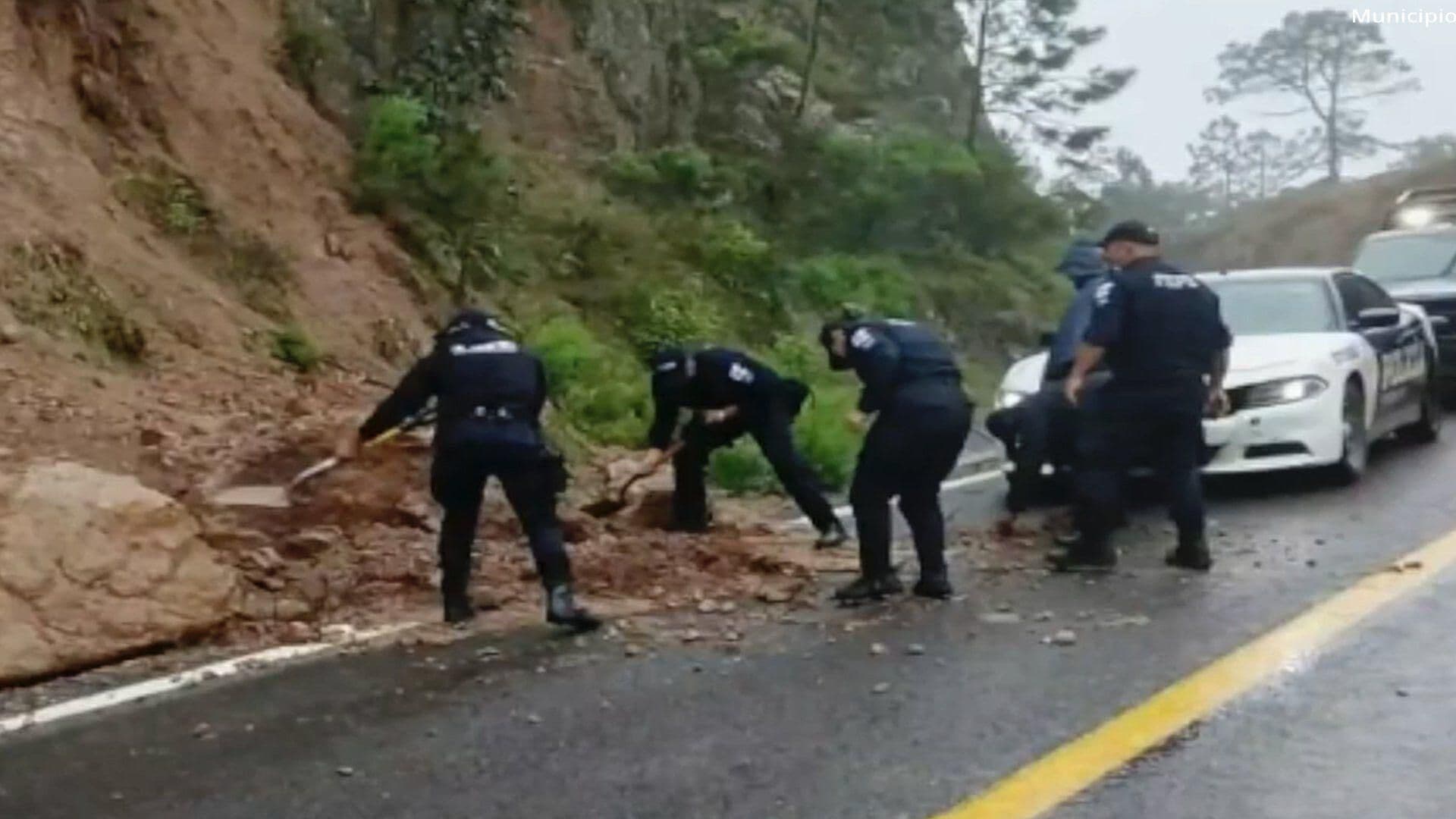 Se Deslava Cerro en las Carretera Rumbo a Guanajuato Capital; No Reportan Heridos
