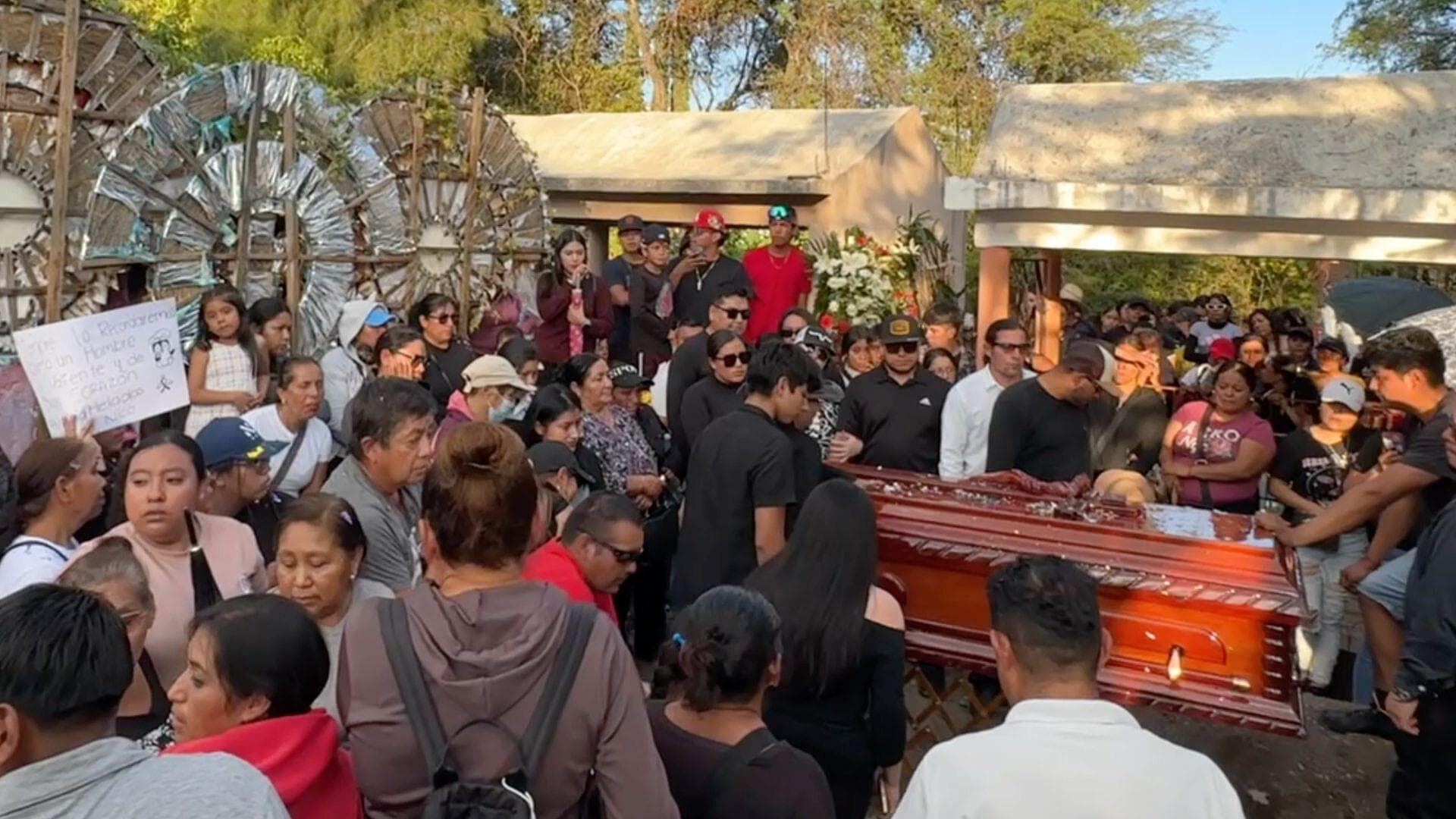 Sepultan Familiares y Amigos a Don Nico en Urireo en Salvatierra, Guanajuato