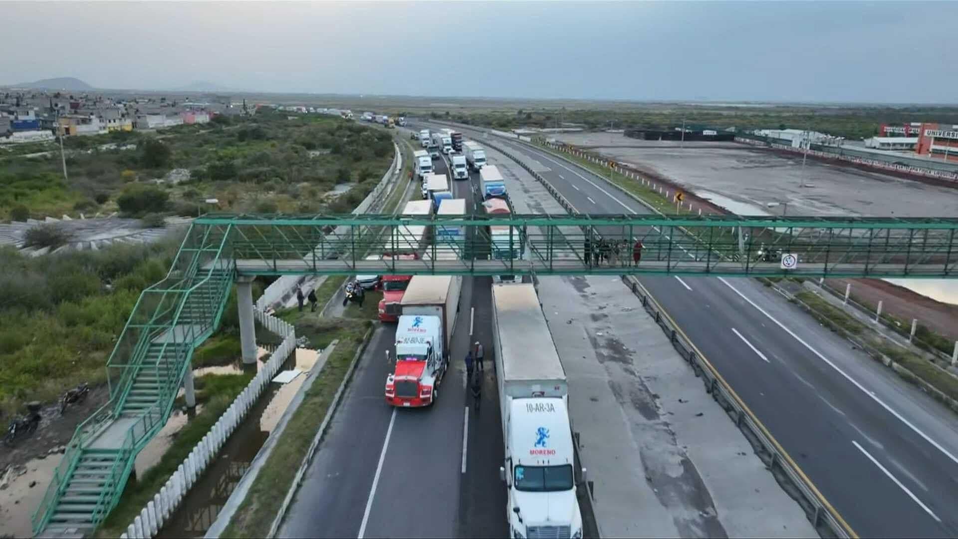 Bloqueo en Circuito Exterior Mexiquense: Desde el Aire se Ven Filas Kilométricas de Transportistas