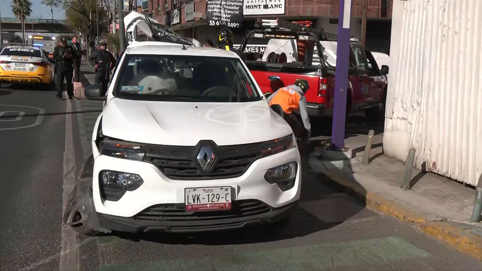 ¿Qué Pasó en Tlalpan? Auto Pierde el Control y Vuelca en Colonia Miravalle en CDMX