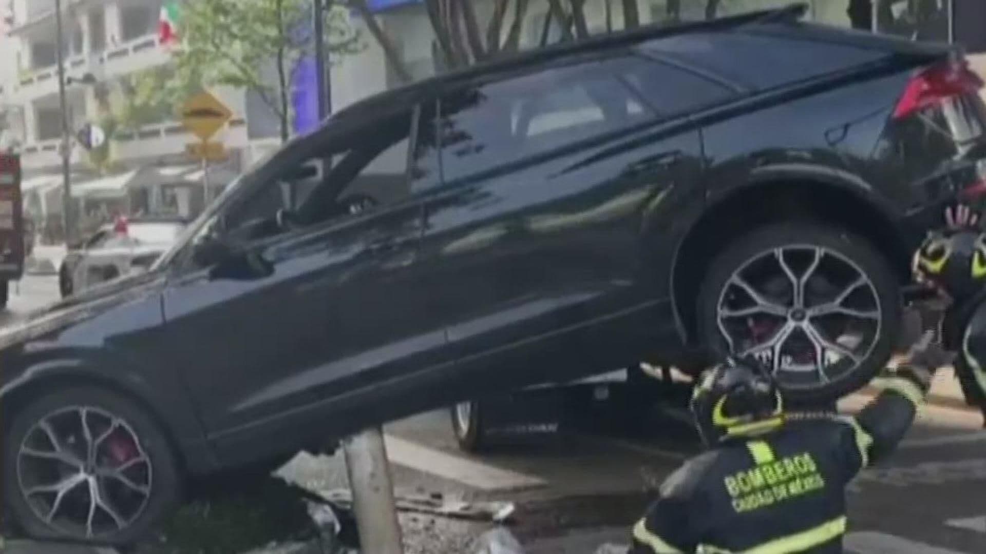 Automovilista se Sube a Camellón en Masaryk, Se Lleva los Bolardos y Así Quedó