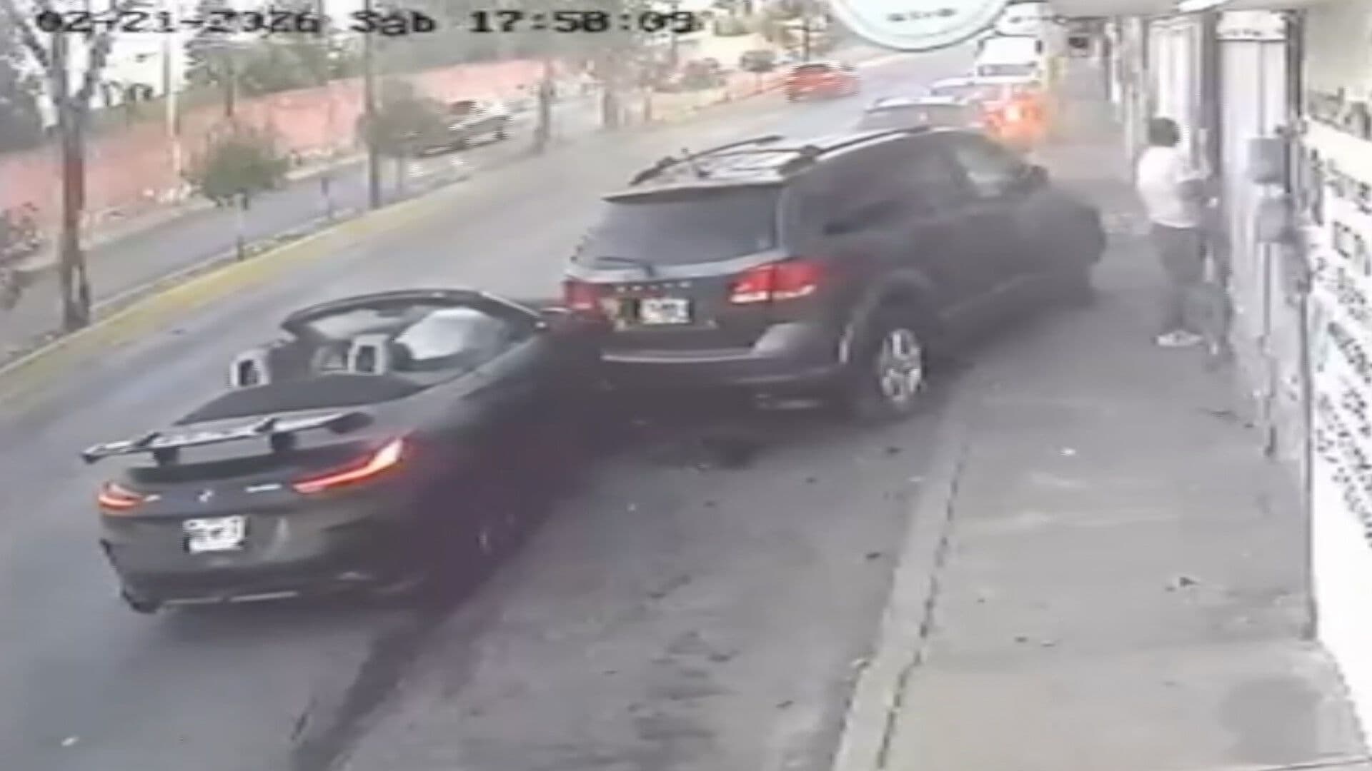 Conductor de Auto Convertible se Impactó contra Vehículos Estacionados en Puebla