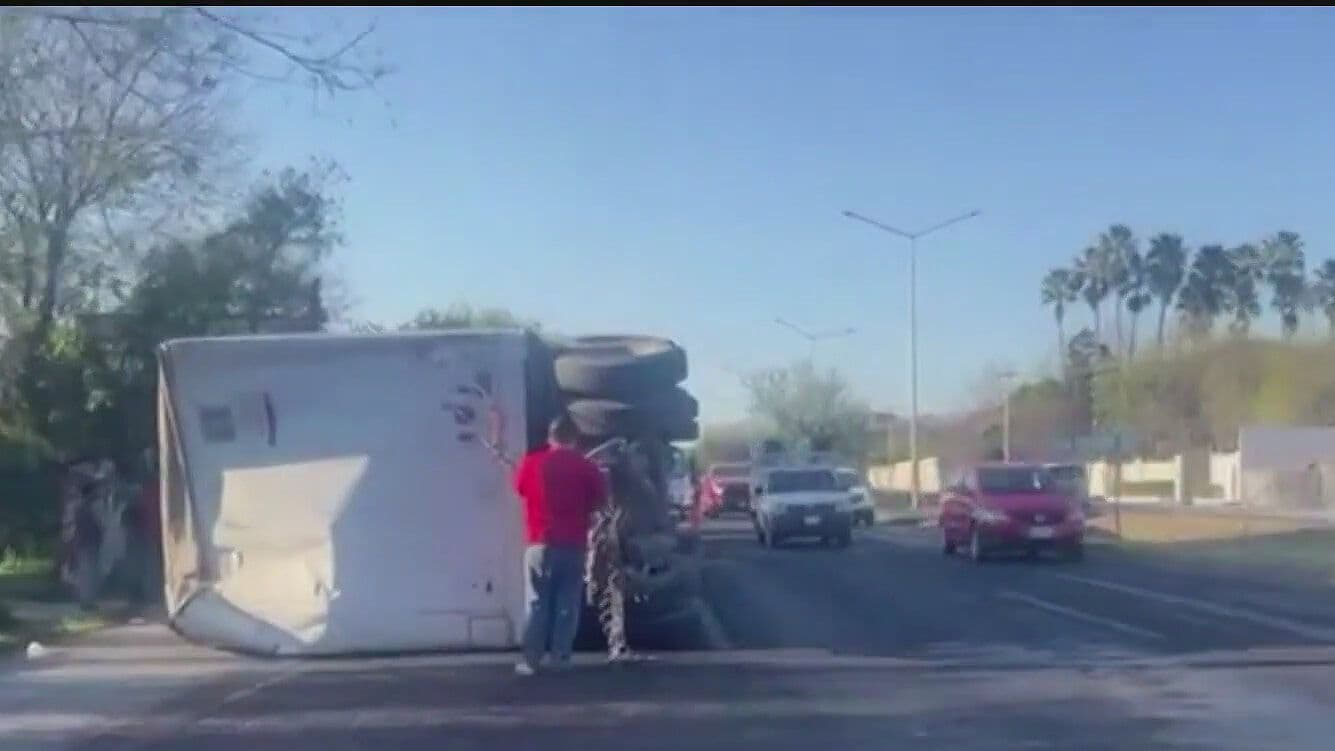 Vuelca Camión Doble Remolque en Carretera Nacional