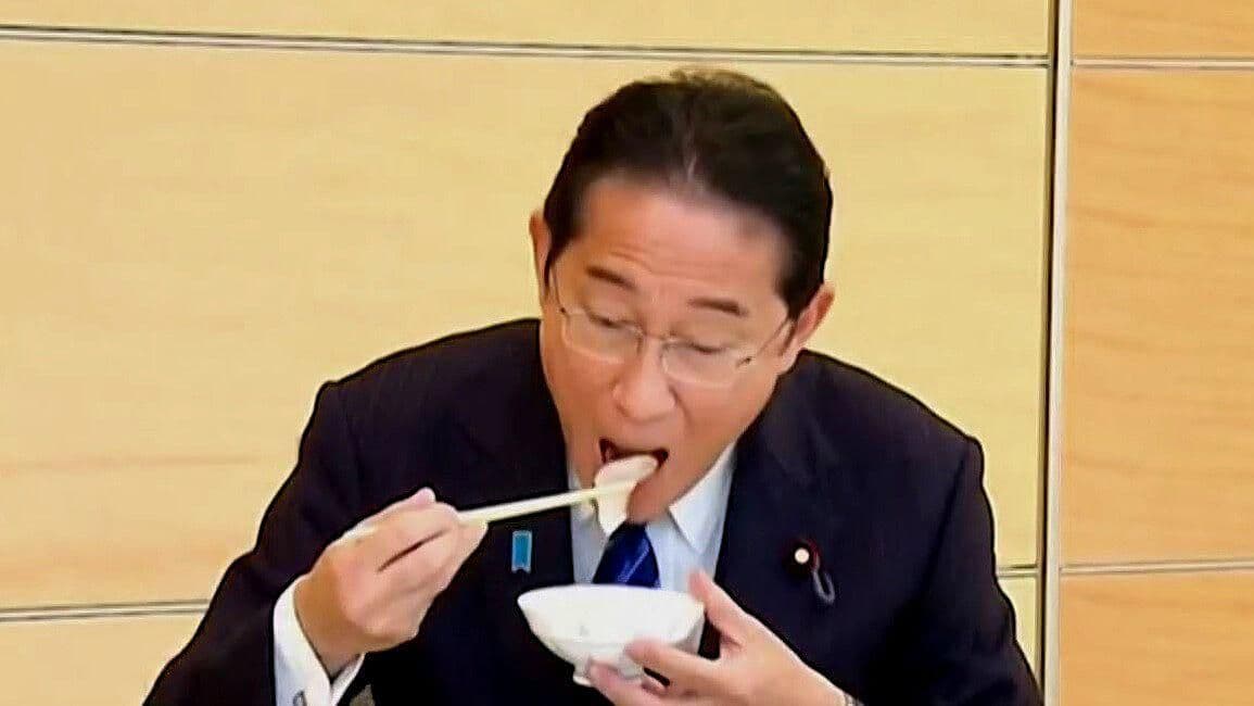 Primer Ministro Japonés Come Pescado tras Vertido de Agua de Fukushima al Mar