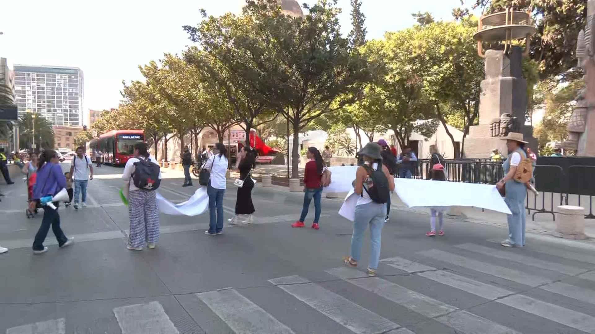 Madres de Familia Protestan en Plaza de la República en Alcaldía Cuauhtémoc, CDMX