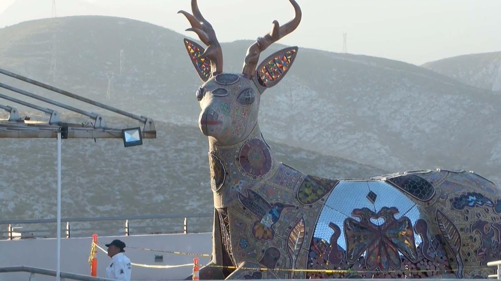 Leila Brashka Presenta Venado Azul de Kauyomari; Escultura Creada por Laguneros