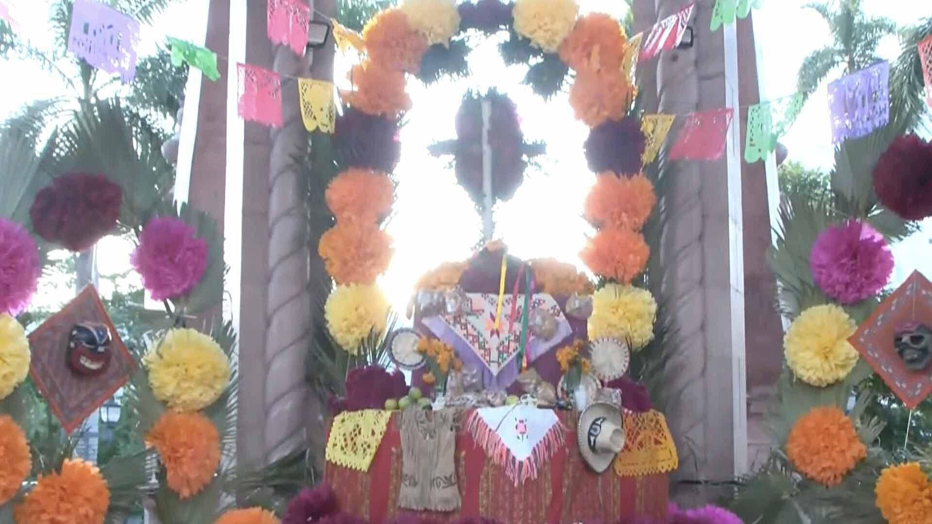Instalan Monumental Altar de Muertos en Plaza de Armas de Tampico