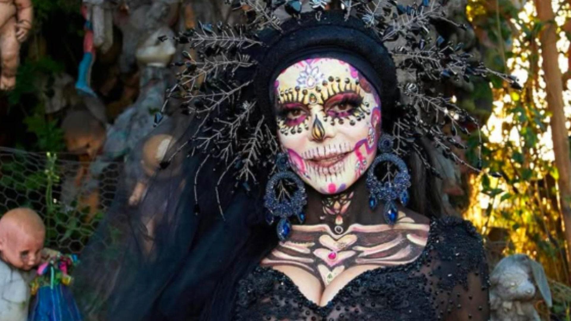 Emily Estefan Arresta a Pareja por Robo; Maribel Guardia Luce Atuendo de Día de Muertos